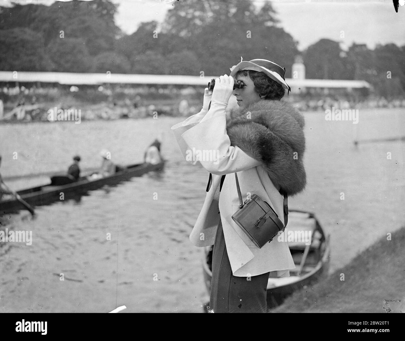 Die Royal Henley Regatta, die Modeparade des Flusses, wurde mit einem schweren Rennprogramm in Henley eröffnet. Die Hon. Nadine Stonor, Tochter von Lady Camoys, trägt eine schwere Fellmode und beobachtet das Rennen in Henley. 30 Juni 1937 Stockfoto