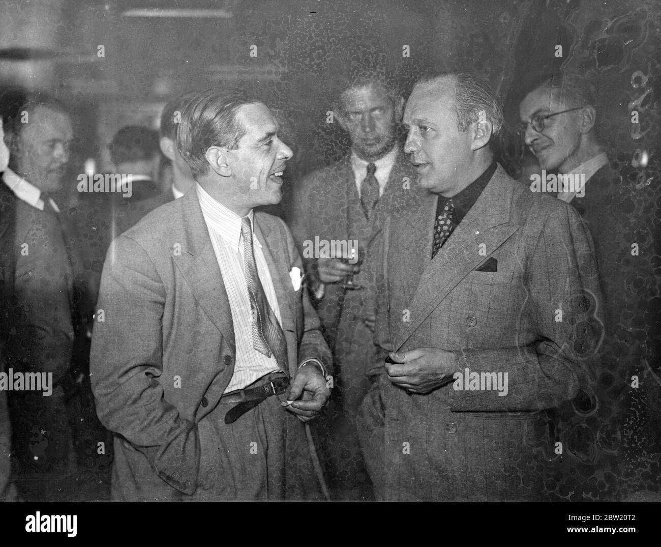Jack Benny (rechts), einer der am höchsten bezahlten Radioködianten in Amerika, der einen kurzen Urlaub in England verbringt, soll eine Sendung von der BBC ohne Gebühr geben. Er wurde in Waukegan, Illinois geboren und begann seine Karriere auf der Varieté-Bühne. Er diskutiert seine Sendung mit John Watt, dem neu ernannten BBC Variety Director, in seinem Londoner Hotel. 21 Juli 1937 Stockfoto