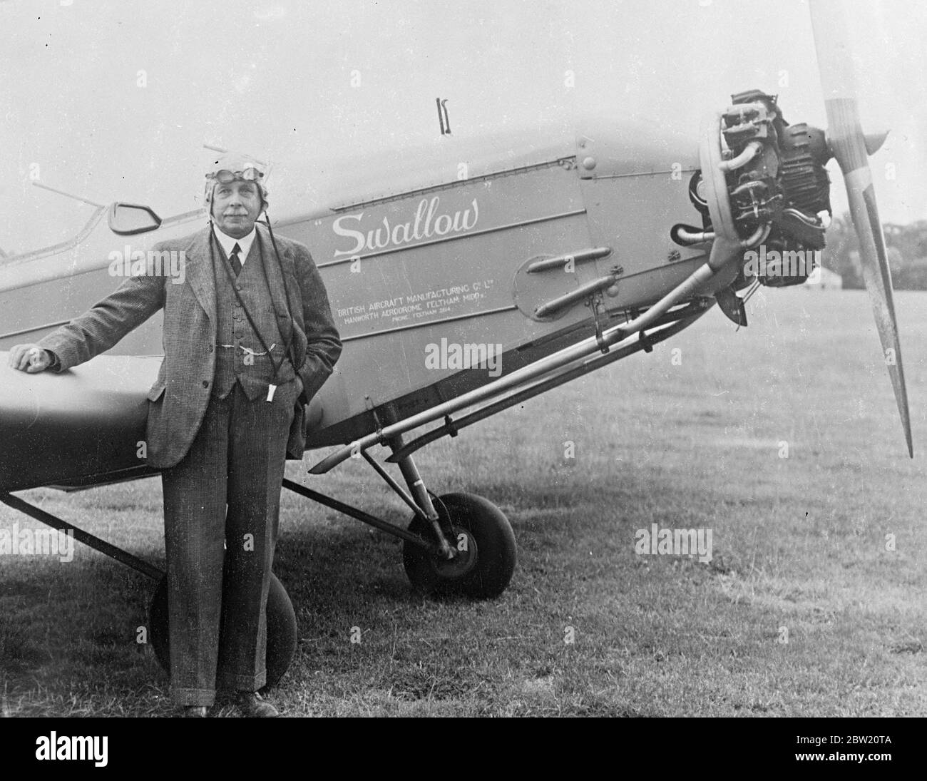 J. A. McMullen, 73-jähriger Pilot, mit seinem neuen Flugzeug am Hanworth Aerodrome, Feltham. Nach der Flucht vor einem autogyro-Unfall hat Herr McMullen wieder das Fliegen aufgenommen. Dieses Mal pilotieren wir ein leichtes Flugzeug von B. A. Swallow. 25 Juni 1937 Stockfoto