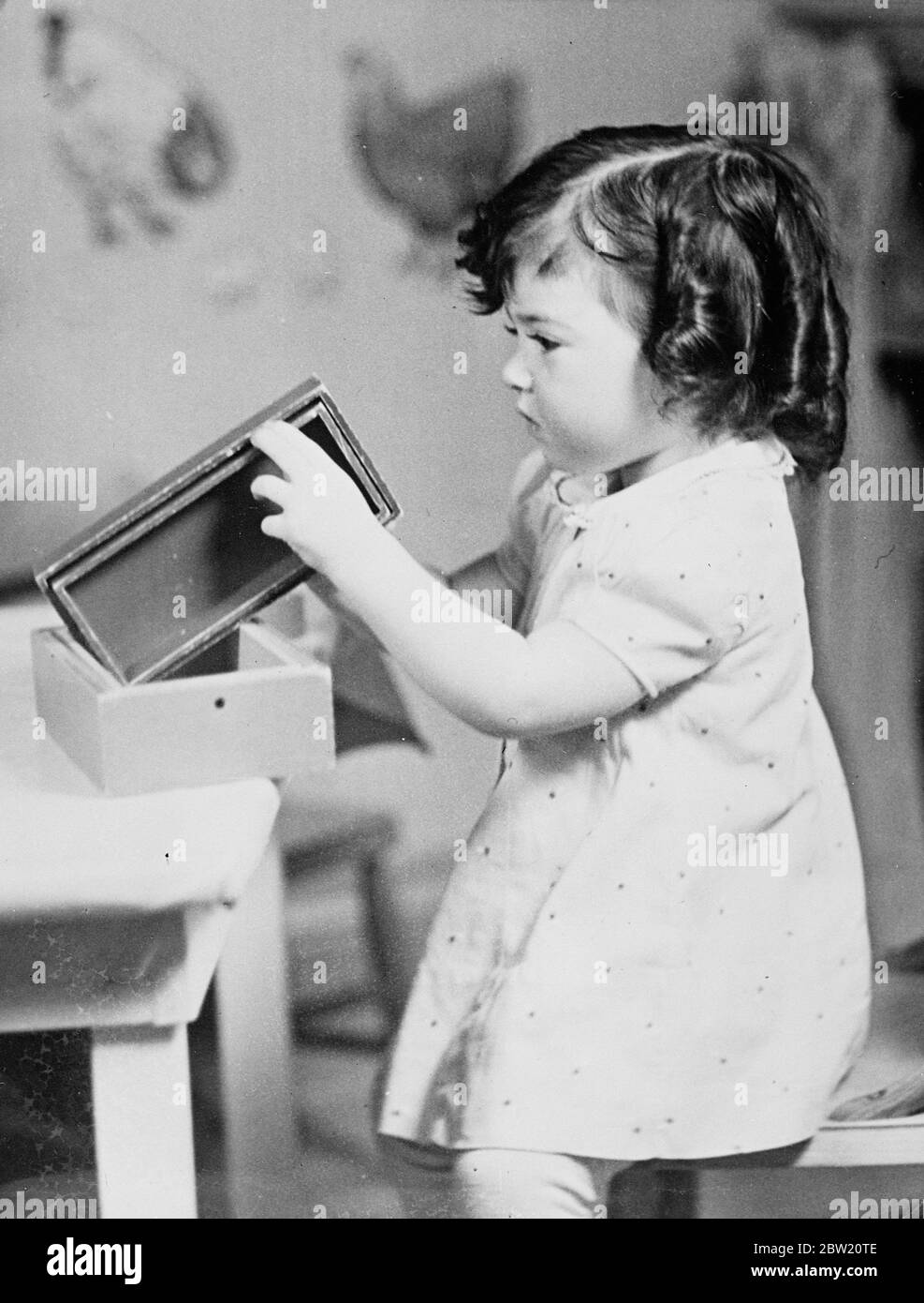 Cecile beabsichtigt, ein Haus in der Dionne Baumschule bei Kalender, Ontario zu bauen. Die Dionee-Quintlets beginnen, den kreativen Drang zu erfahren, die mit Schmerz versorgten glücklichen Quins sind Bausteine und andere Mittel der Selbstdarstellung. 18 Juli 1937. Stockfoto