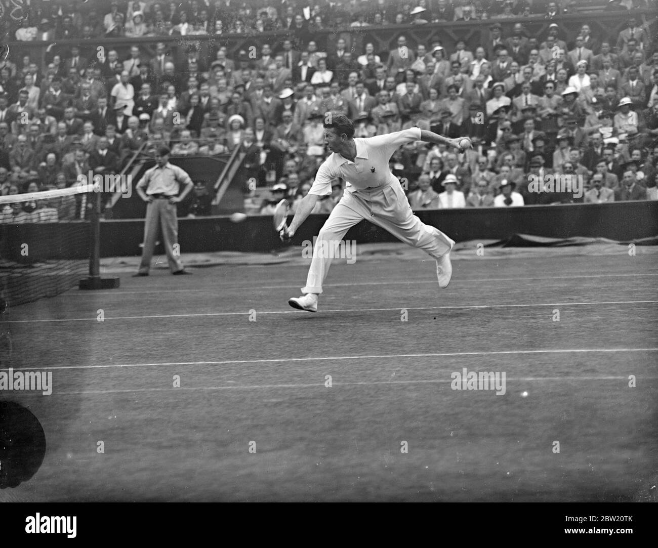 Der deutsche Henner Henkel und der amerikanische Wimbledonmeister Donald Budge trafen sich am Centre Court in Wimbledon im zweiten Einzelspiel des zwischenzonenübergreifenden Davis-Cup-Finales zwischen Deutschland und den USA. Im Spiel gegen Henkel. 17 Juli 1937 Stockfoto