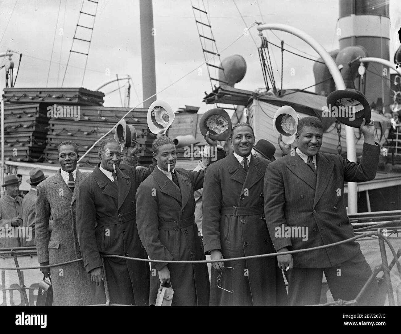 Vier Mills-Brüder kommen nach London. Die vier Mills-Brüder, das berühmte amerikanische Varieté-Team, kamen von New York aus an Bord der Bremen nach Southampton, um im Londoner Palladium aufzutreten. Foto zeigt die vier Mills Brüder und ihre Begleiter bei der Ankunft in Southampton. Juli 1937 Stockfoto