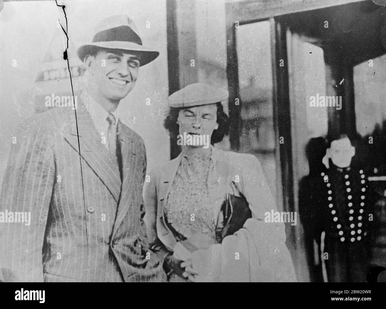 Franklin Roosevelt, Jr, und seine Braut ehemaliger Ethel DuPont fotografierten in Frankreich auf ihrer Flitterwochen-Tour. 16 Juli 1937. Stockfoto