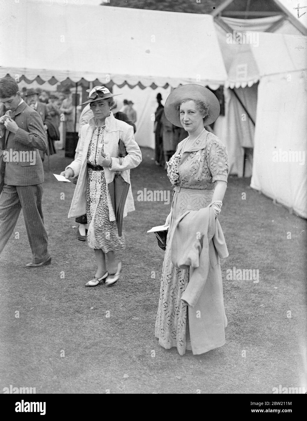 Die Royal Henley Regatta, die Modeparade des Flusses, wurde mit einem schweren Rennprogramm in Henley eröffnet. Frau Littlejohn trägt eine gelbe Mode bei Henley. 30 Juni 1937 Stockfoto