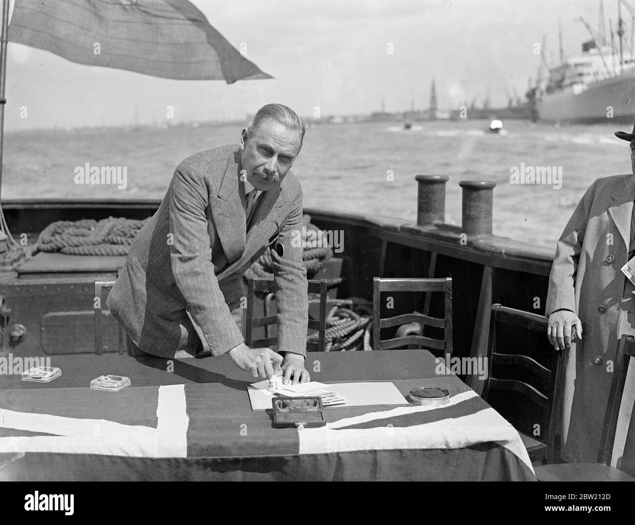 Ein besonderer Brief des Königs an Sir Patrick Duncan, Generalgouverneur von Südafrika, wurde in den ersten 2 1/2 Tonnen Post aufgenommen, die Southampton nach Durban auf dem Imperial Airways-Flugboot Centurion mit einer Pauschale von 1 1/2 d. pro 1/2 Unze verließ, Ohne Aufpreis für die Luftpost. Major Tryon, der Postmeister General stampfte den Brief des Königs, bevor er es auf dem Centurion Einweihung der Post-Office's neue den ganzen Weg durch Flugplan. 29 Juni 1937 Stockfoto