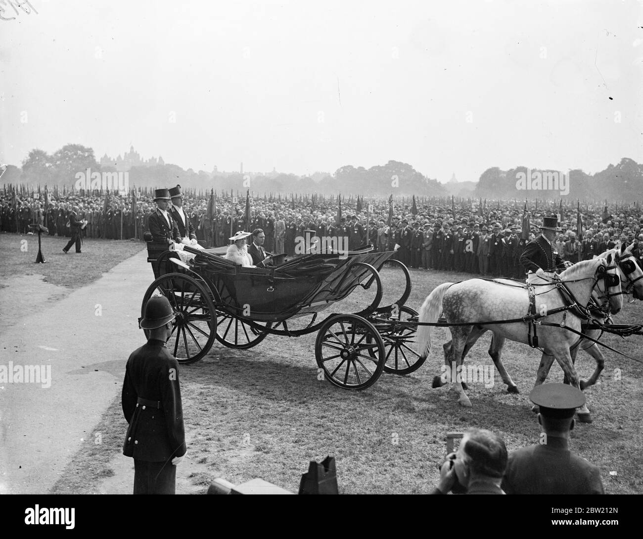 Der König, begleitet von der Königin, machte die größte Überprüfung der Ex-Soldaten jemals in England gehalten, wenn er inspiziert 80,000 alte Soldaten und nahm den Gruß an einer Stunde langen marsch vorbei. Die Ablösung aus allen Teilen des Landes war paraded und die Gesellschaft der Boer-Kriegsveteranen und 200 kriegsverblindeten Männer nahm Teil. Der König in der Königin fährt in ihrem Wagen durch die Linien von Ex-Soldaten während der Inspektion. 27 Juni 1937 Stockfoto