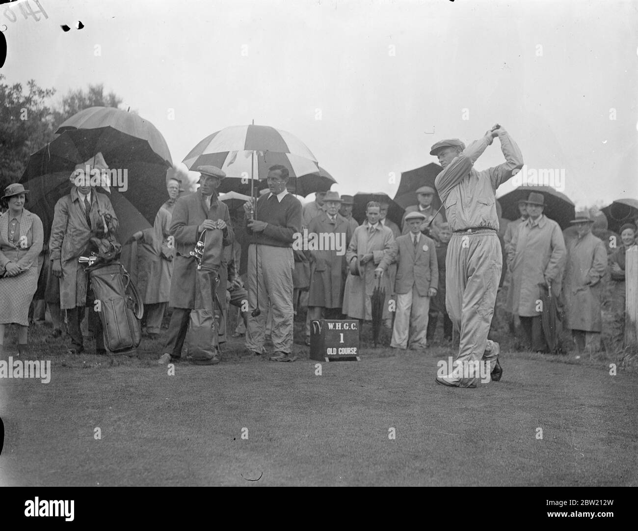 Densmore Shute fährt bei der Â£-Loch-Weltmeisterschaft 500 72 in Walton Heath. Er spielt gegen Henry Cotton (Großbritannien), der gerade die British Open Championship gewonnen hat. 12 Juli 1937 Stockfoto