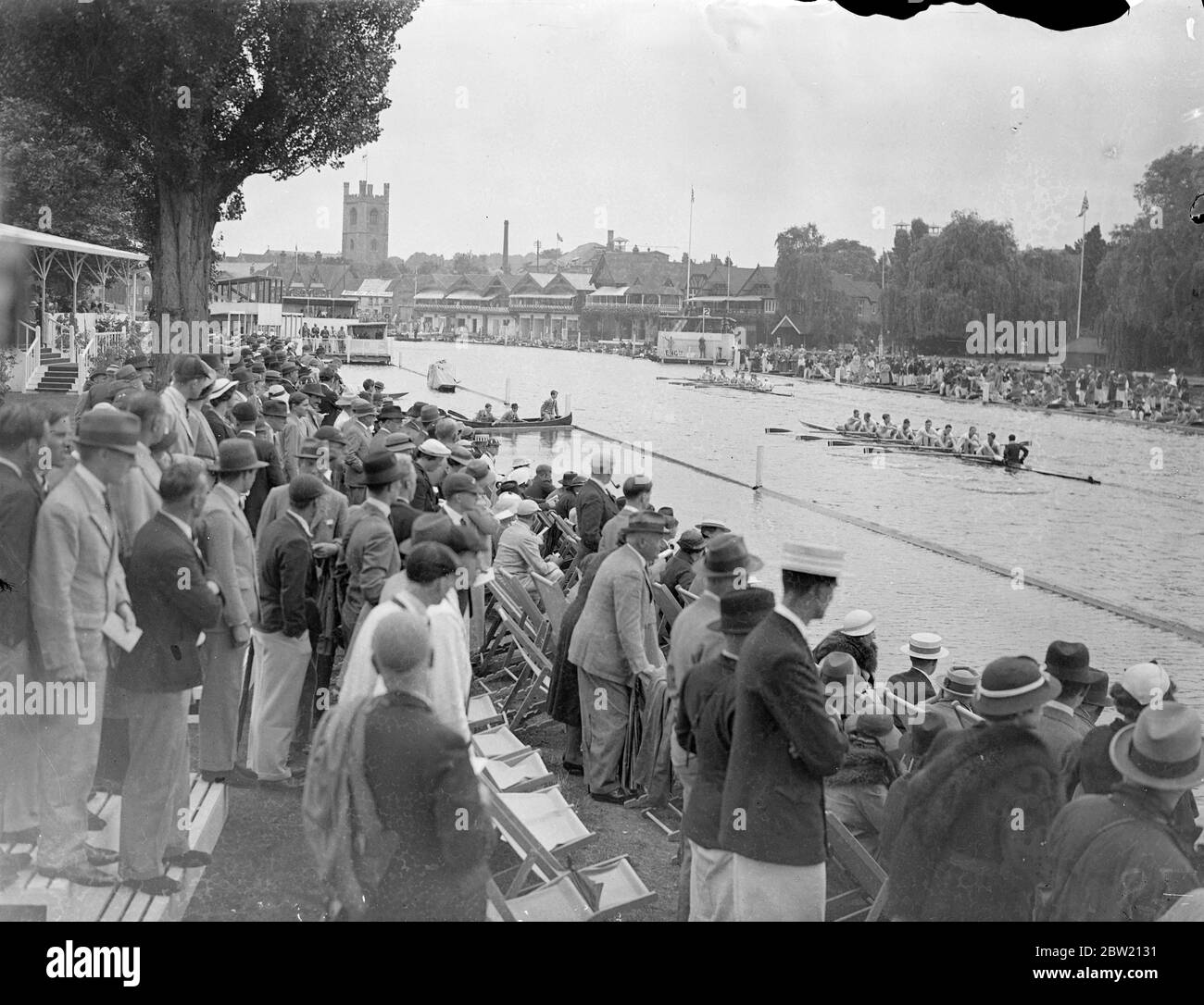 Die Royal Henley Regatta eröffnete mit einem schweren Programm von 46 Rennen in Henley. Monckton Combe Schule gewinnt Hitze 9 der Damen Challenge Plate von Bedford School. 30 Juni 1937 Stockfoto