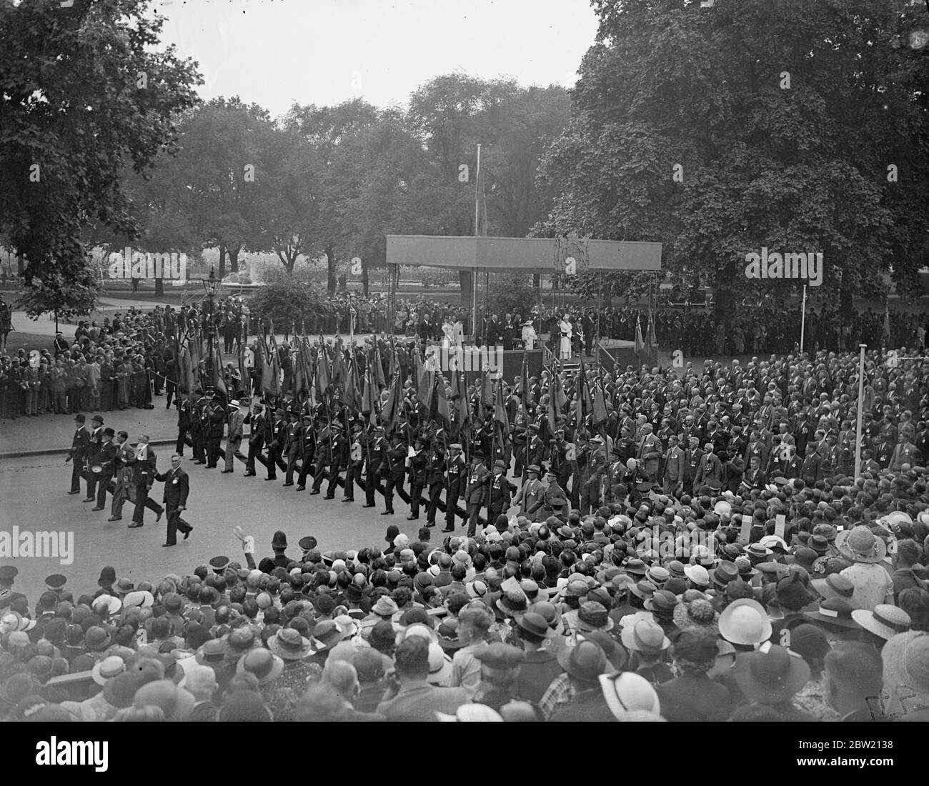 Der König, begleitet von der Königin, machte die größte Überprüfung der Ex-Soldaten jemals in England gehalten, wenn er inspiziert 80,000 alte Soldaten und nahm den Gruß an einer Stunde langen marsch vorbei. Die Ablösung aus allen Teilen des Landes war paraded und die Gesellschaft der Boer-Kriegsveteranen und 200 kriegsverblindeten Männer nahm Teil. 27 Juni 1937 Stockfoto
