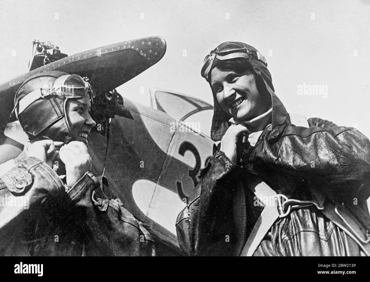 Die sowjetischen Frauenflieger Irina Vishnevskaya (rechts) und Katja Mednikova haben einen neuen Höhenweltrekord für Frauen aufgestellt. Sie sind vom Flugplatz des Kosarev Central Air Club in Moskau in einer russischen Maschine abgeheben und erreichten eine Höhe von 6518 m. Den bisherigen Rekord von 6115 m stellten die französischen Frauen Charneau und Clarac im Januar 1935 auf. Irina, die Fluglehrerin ist, hat mehr als 4000 Flüge gemacht. Katya ist ein Fabrikmädchen, das in ihrer Freizeit fliegen lernte. 12 Juli 1937 Stockfoto