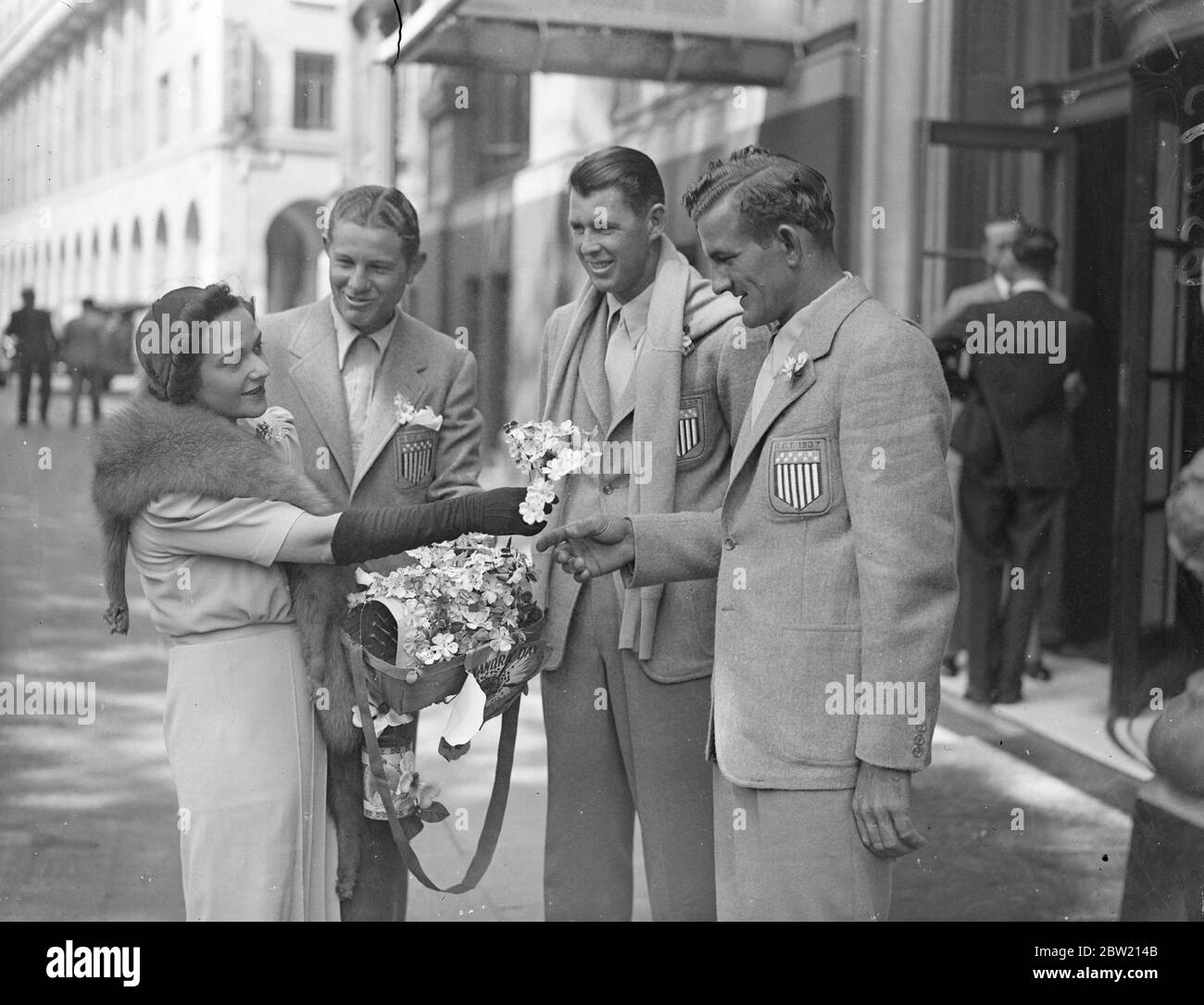 American Ryder Cup Golfer von Alexandra Roses in London. Das US-Team Ryder Cup Golf, das gerade in London angekommen ist, verließ ihr Hotel, um das Landhaus von Sir Philip Sasson im Trent Park, Barnett, auf Einladung von Sir Philip zu besuchen. Das Team ist das jüngste, das Amerika jemals im Wettbewerb vertreten hat. Das Durchschnittsalter der Seite ist 29. Foto zeigt, von links nach rechts, Horton Smith, H G Picard und J Revolten, drei Mitglieder des Teams, die Alexandra Roses kauften, als sie das Londoner Hotel verließen. Picard und mit Revolten Neulinge in das Team. 23 Juni 1937 Stockfoto