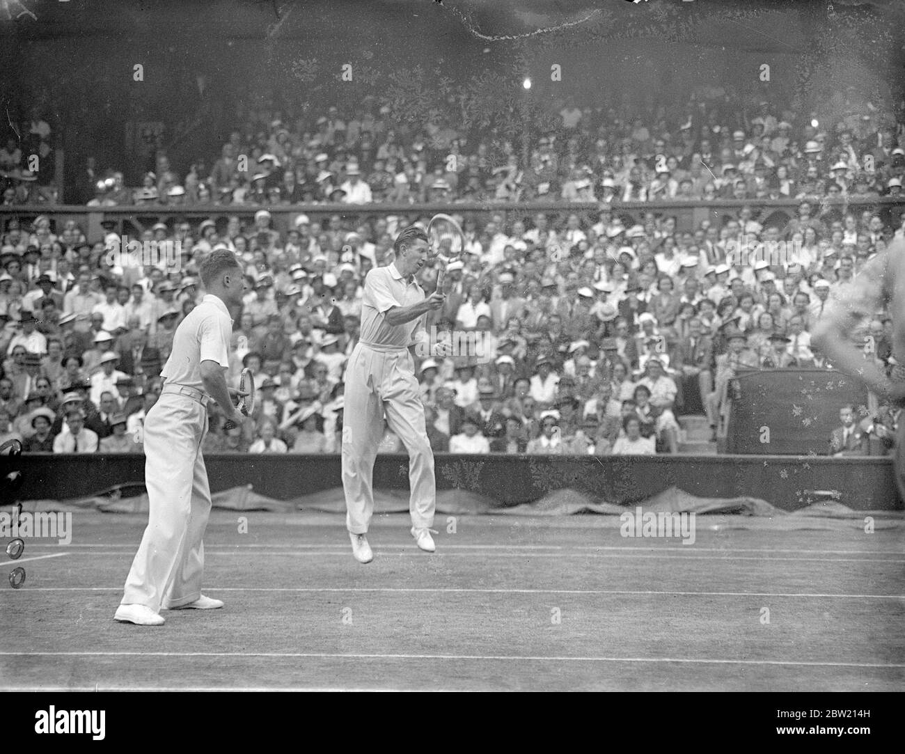 American Pair gewinnt die Doppelmeisterschaft in Wimbledon. Budges doppelte Ehre. Donald Budge und Jean Mako, das amerikanische Paar, besiegten die Halter G P Hughes und C R D Tuckey aus Großbritannien 6-0, 6-4, 6-8, 6-1, um die Doppel-Meisterschaft in Wimbledon, London zu gewinnen. Budge gewann auch den Einzeltitel. Fotoausstellungen, Donald Budge und Gene Mako , im Spiel auf dem Center Court. Juli 1937 Stockfoto
