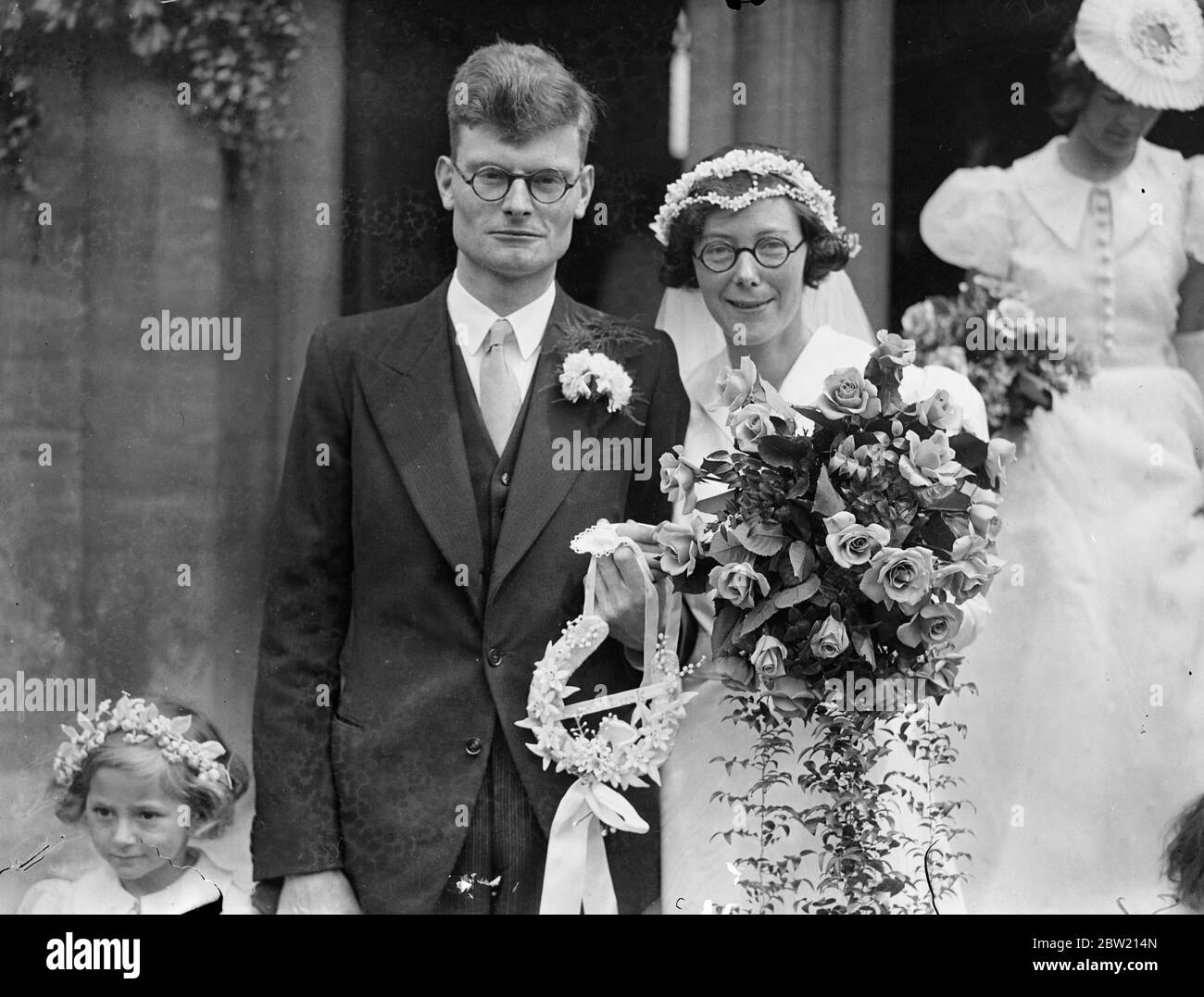 Zwei Familien, die in der Wanderwelt berühmt waren, waren vereint, als Frederick John Redman, Inhaber des 10 Meilen-Weltrekordes, mit Miss Kathleen Avis Whitlock, der Schwester des Olympiasiegers H. H. Whitlock, verheiratet wurde. Die Braut und der Bräutigam nach ihrer Hochzeit in der St. John's Church, Algernon Road, Hendon. 27 Juni 1937 Stockfoto