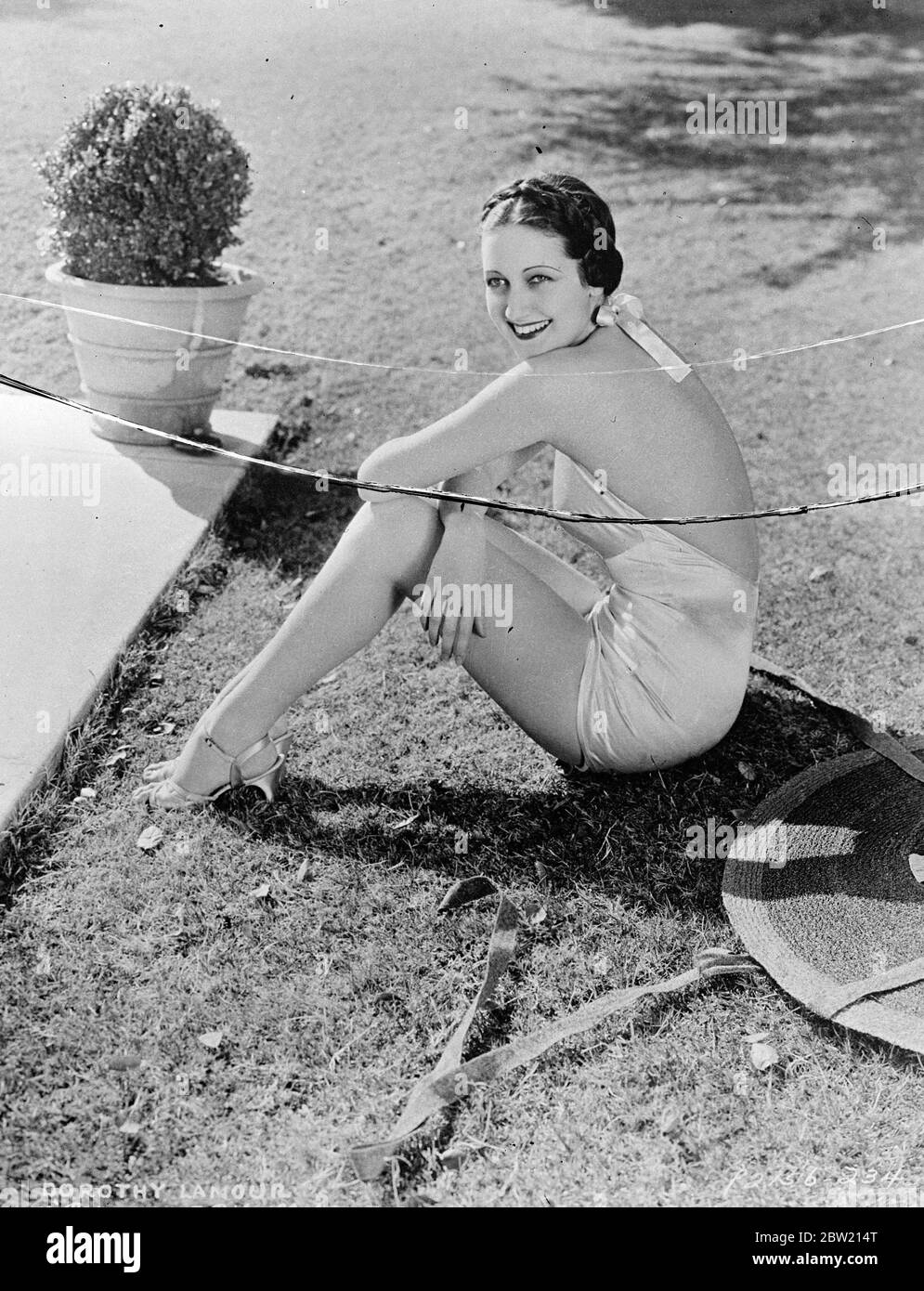 Eine schillernde neue Badegufe, getragen von Dorothy Lamour, der Hollywood-Filmschauspielerin, neben dem Pool in ihrem Hollywood-Haus. Juni 1937 [?] Stockfoto