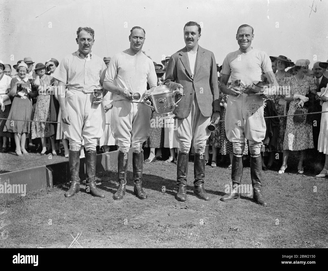 Der Duke of Gloucester, der mit seinem Team Lord Cowdrey: Duke of Boxburghe den Pokal hält, und Colonel Lord Barnaby vom House of Lords gewannen den Harriner Cup in ihrem Polospiel im Ranelagh Club Barnes, London. Juli 1937. Stockfoto