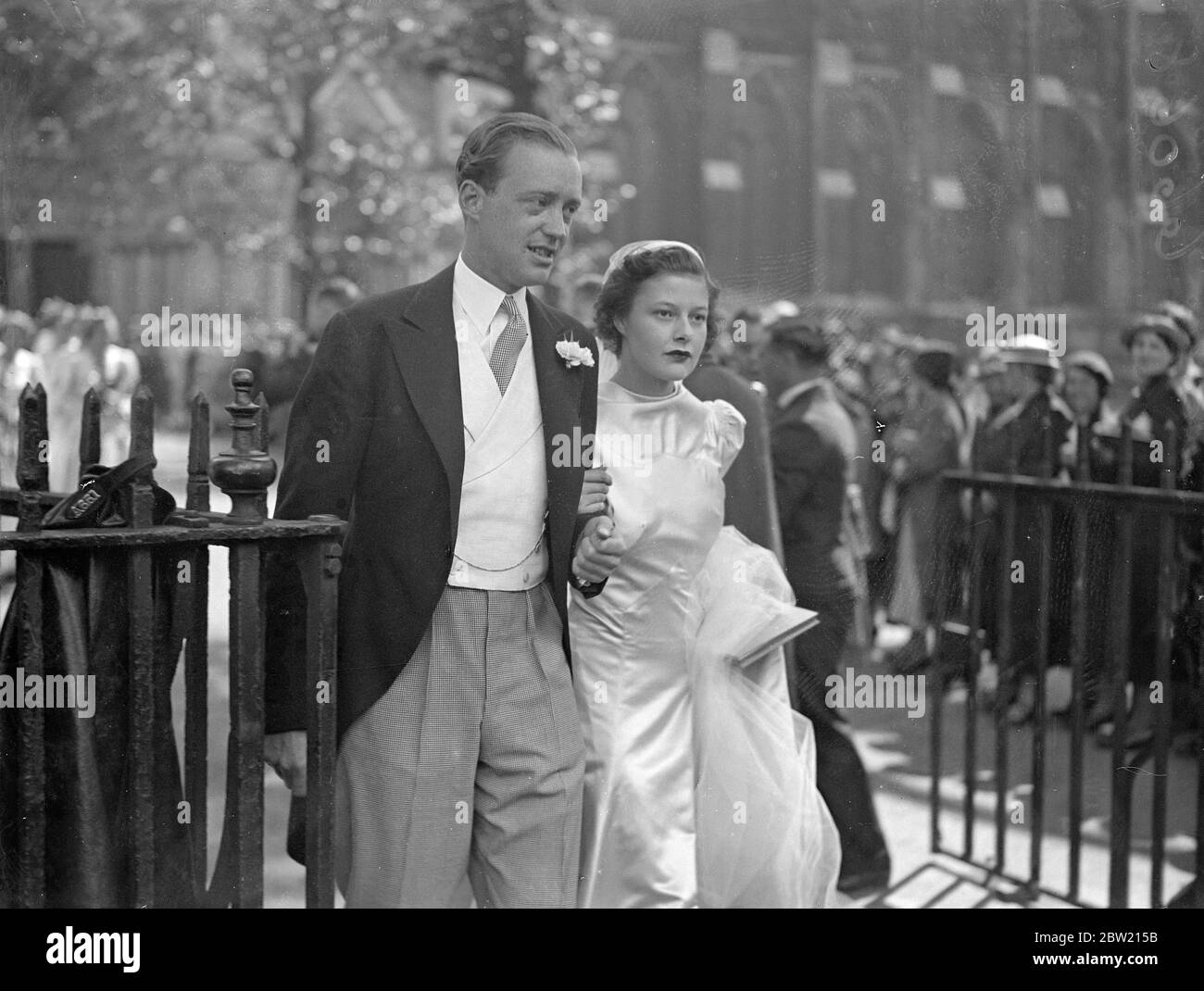 Miss Felicity Bailey, jüngere Tochter von Lady Janet Bailey war mit Anthony Rumbold, Diplomatischer Dienst, in der St. Margaret's Church, Westminster verheiratet. Die Braut wurde von ihrem Vater Oberstleutnant F. G. Bailey verschenkt. Die Braut und der Bräutigam gehen nach der Hochzeit. 29 Juni 1937 Stockfoto
