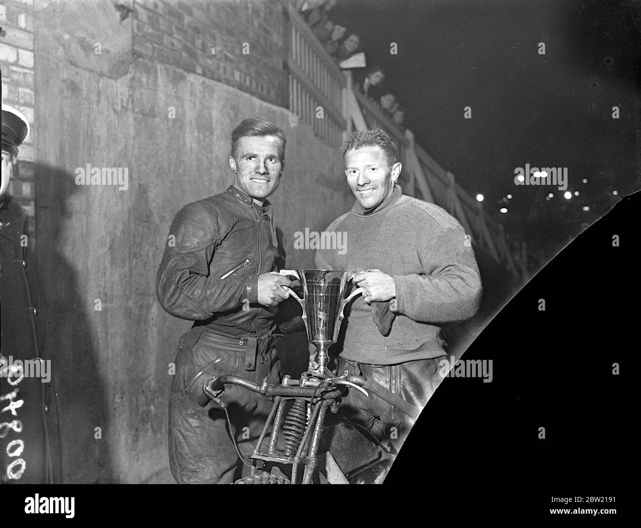 Die West Ham Paar Bluey Wilkinson (rechts) und Arthur Atkinson mit dem soliden Gold Coronation Cup nach ihrem Sieg in Haringey. 23 Mai 1937 Stockfoto