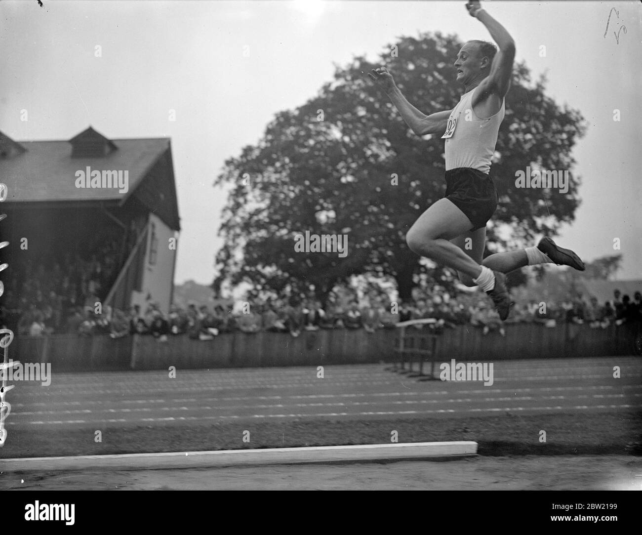 Ein Team- und Ralay-Treffen wurde von Blackheath Harriers am Athletic Ground der University of London, Motspur Park, Surrey, abgehalten. A. Pfleiderer (Polytechnics Harriers) im Weitsprung. Bis 28. August 1937 Stockfoto