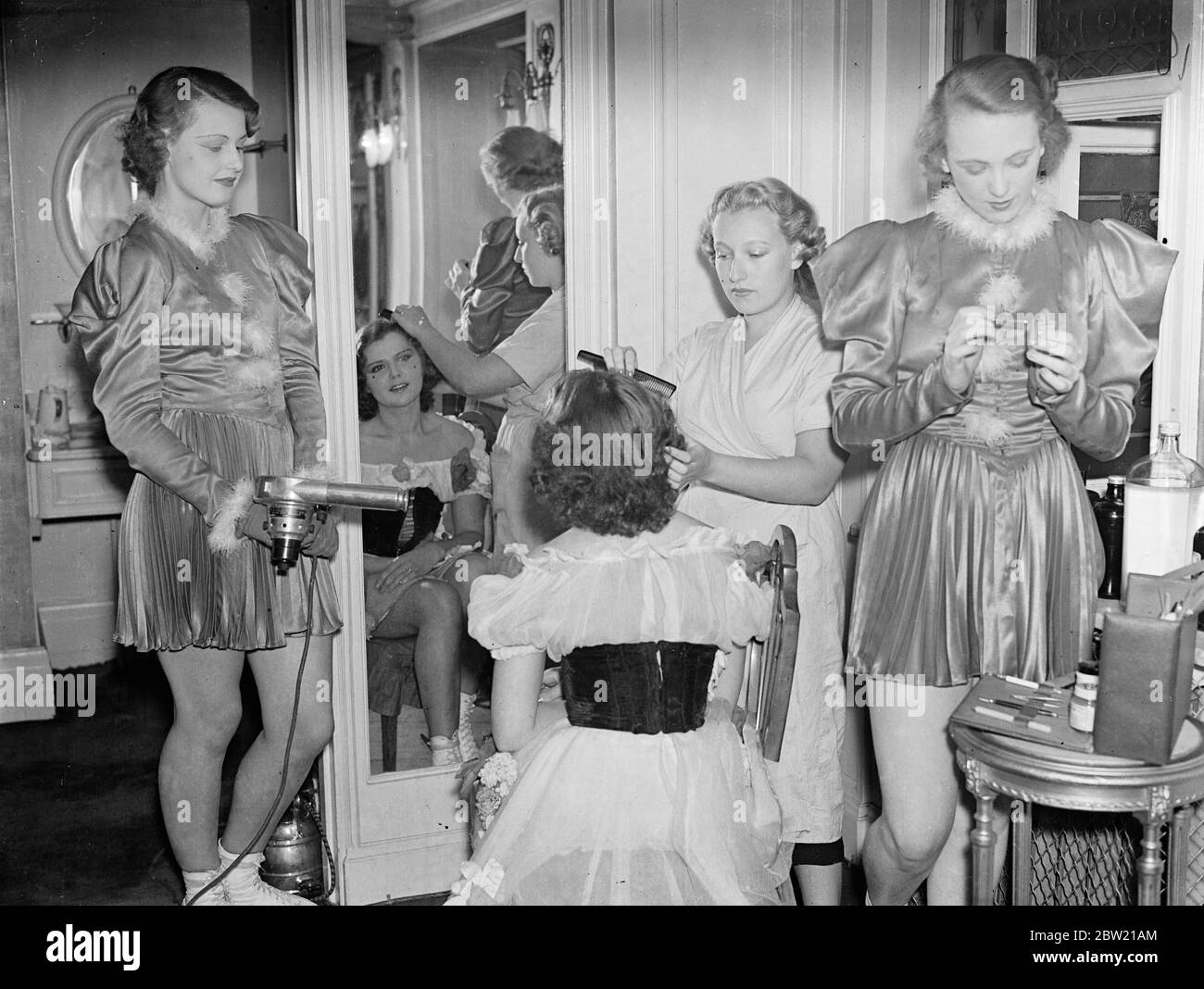 Skater, die ihre Haare von Tess, dem Friseur im London Coliseum, angezogen haben, damit die Mädchen im San Moritz auftauchten, können sich zwischen den Nachmittagsvorführungen mit minimalem Unannehmlichkeiten die Haare aufmachen lassen. Bis 18. August 1937. Stockfoto