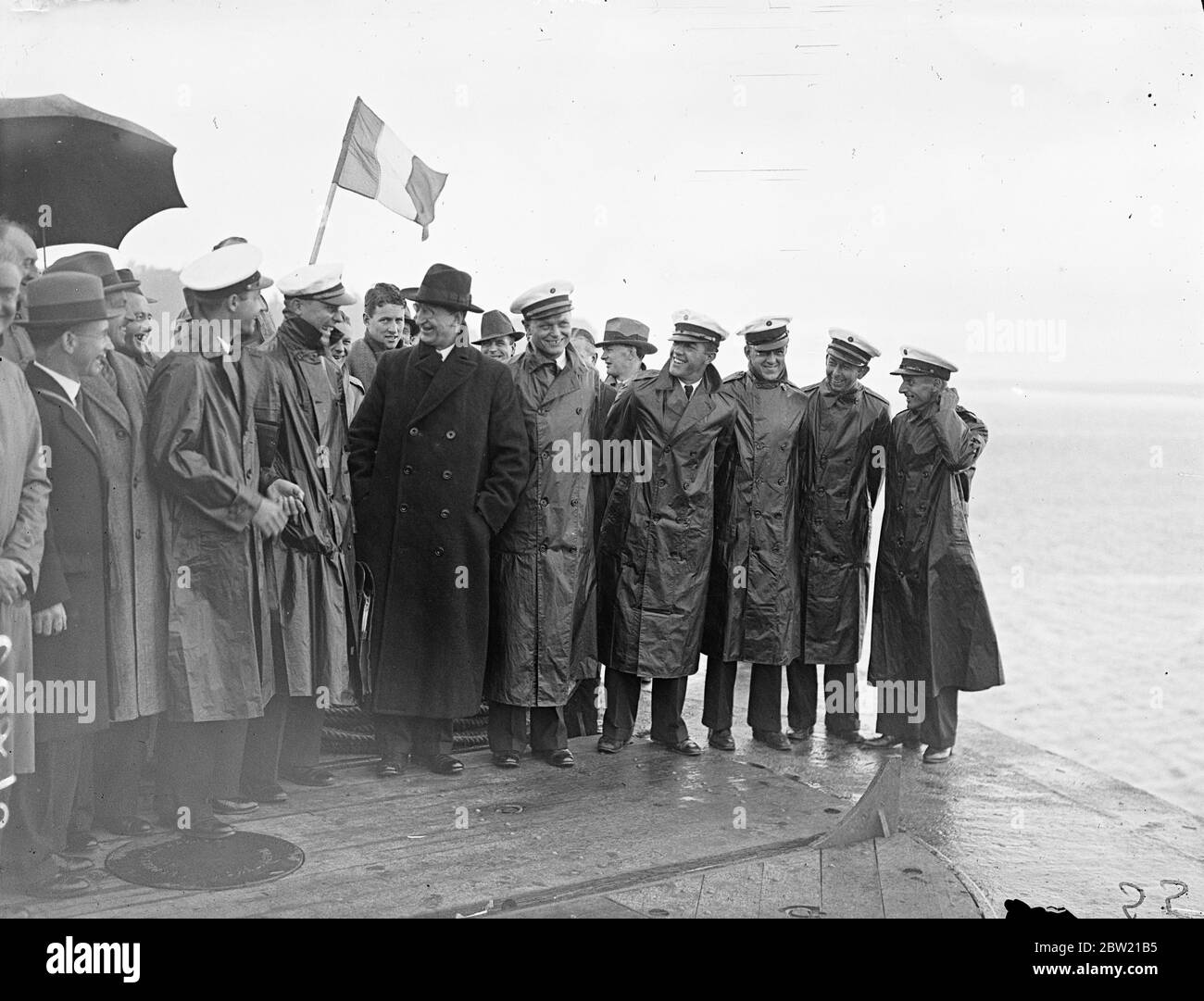 Präsident Eamon de Valera schüttelt die Hände mit dem Kommandanten, Kapitän Harold E Grey und Mitglieder von ihnen Besatzung des Clippers. Als es auf Foynes Luftbasis nach einem historischen Flug in 12 Stunden und 40 Minuten gelandet. In dem die britische Flugboot eingeweiht der transatlantischen 's experimentellen Dienst. Juli 1937 Stockfoto