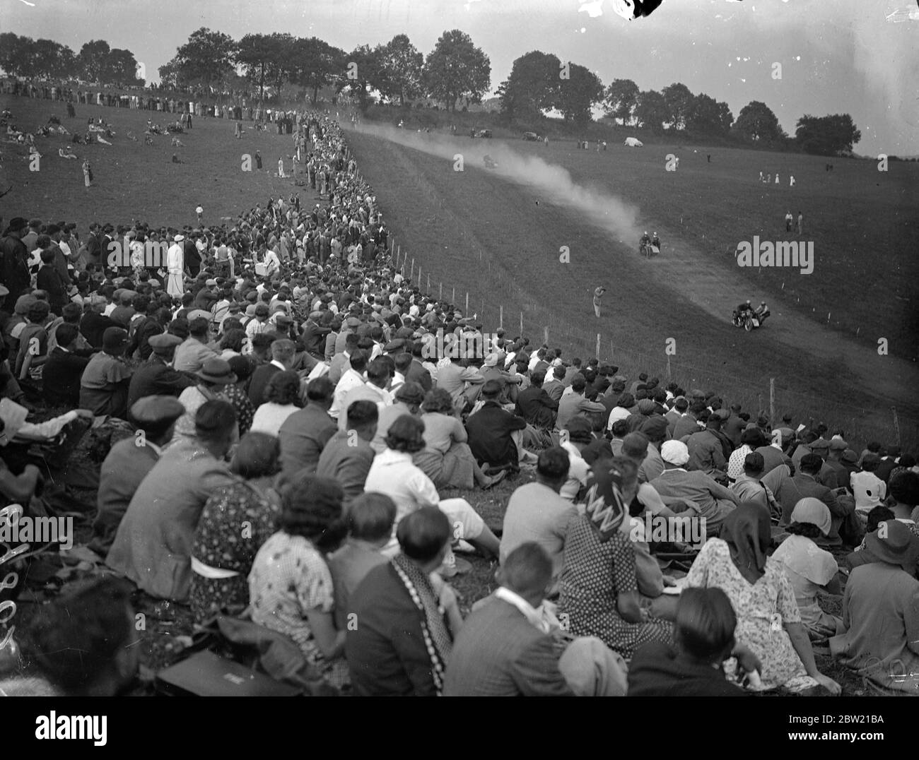 Die große Menge, die das Sidecar Championship Race beim August-Treffen des Sydenham Motor Club beobachtet, das beim August-Treffen des Sydenham Motor Club auf dem Layham's Grass Track, West Wickham, Kent, stattfand. Bis 29. August 1937 Stockfoto