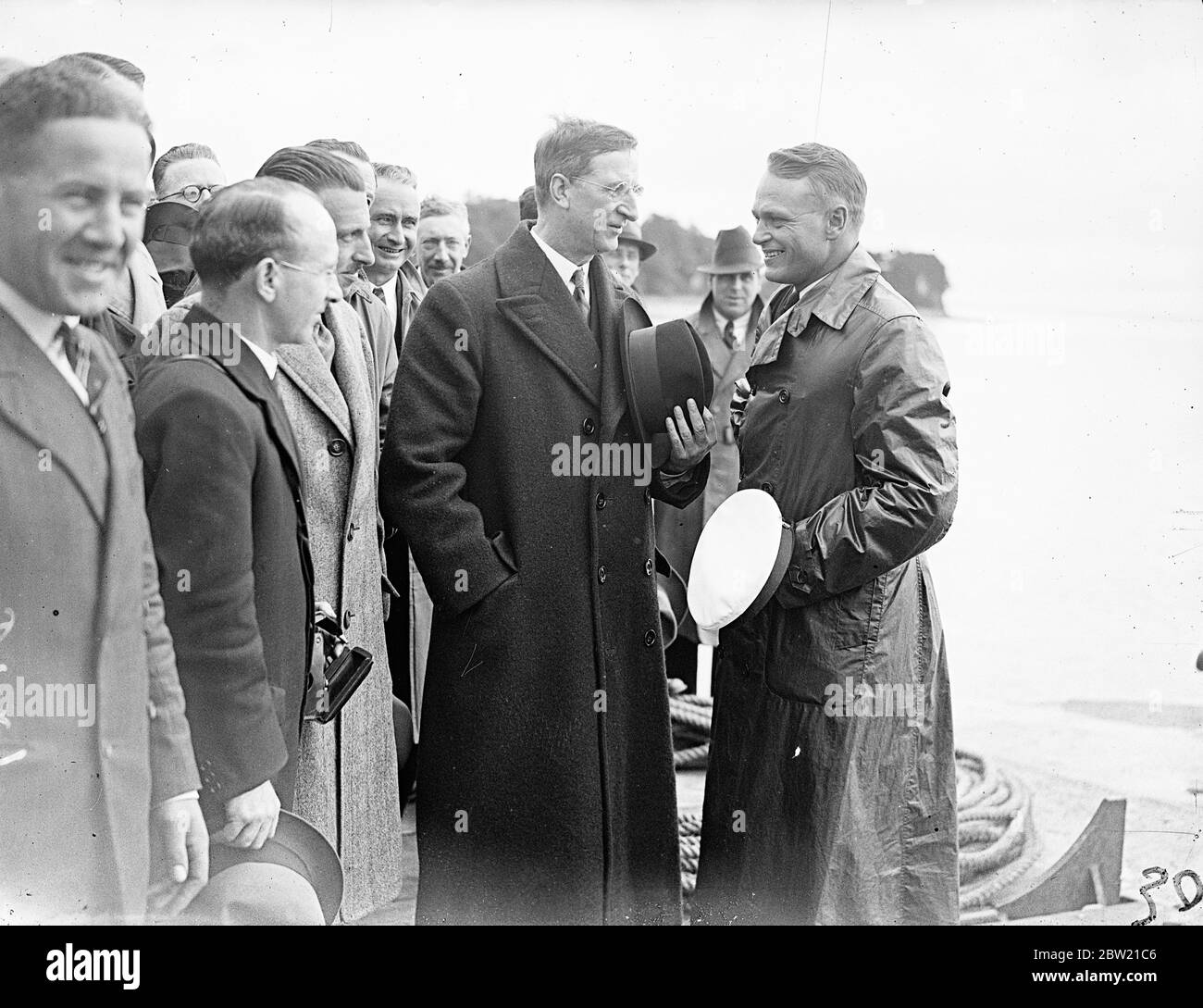 Comander, Kapitän Harold E Gray mit Präsident Eamon de Valera und Mitgliedern der Besatzung des Clippers. Als er auf Foynes Air Base nach einem historischen Flug in 12 Stunden und 40 Minuten gelandet. In dem die britische Flugboot eingeweiht der transatlantischen 's experimentellen Dienst. Juli 1937 Stockfoto