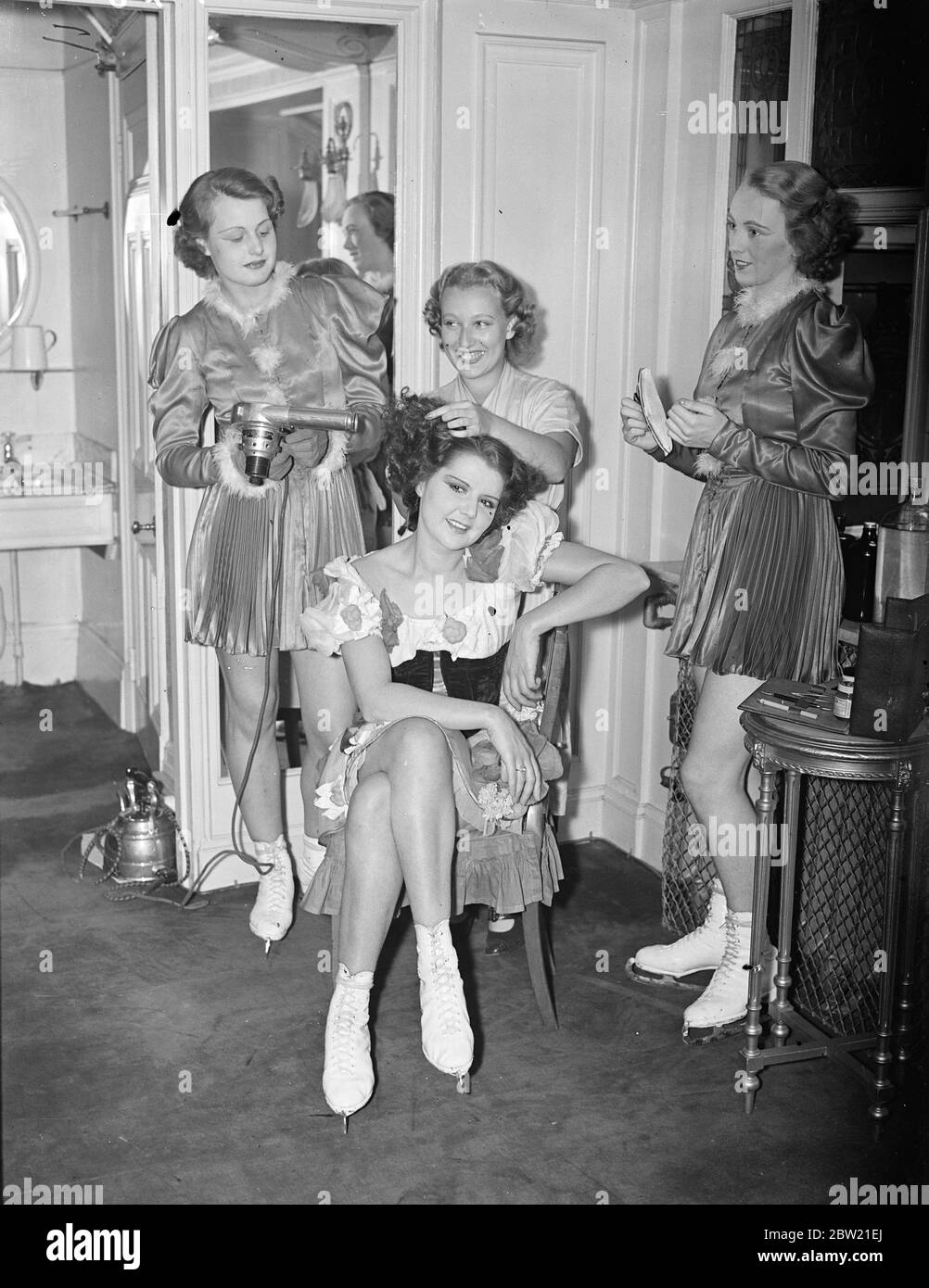 Skater, die ihre Haare von tess, dem Friseur im London Coliseum, angezogen haben, damit die Mädchen im San Moritz auftauchten, können sich zwischen den Nachmittagsvorführungen mit minimalem Unannehmlichkeiten die Haare aufmachen lassen. Bis 18. August 1937. Stockfoto