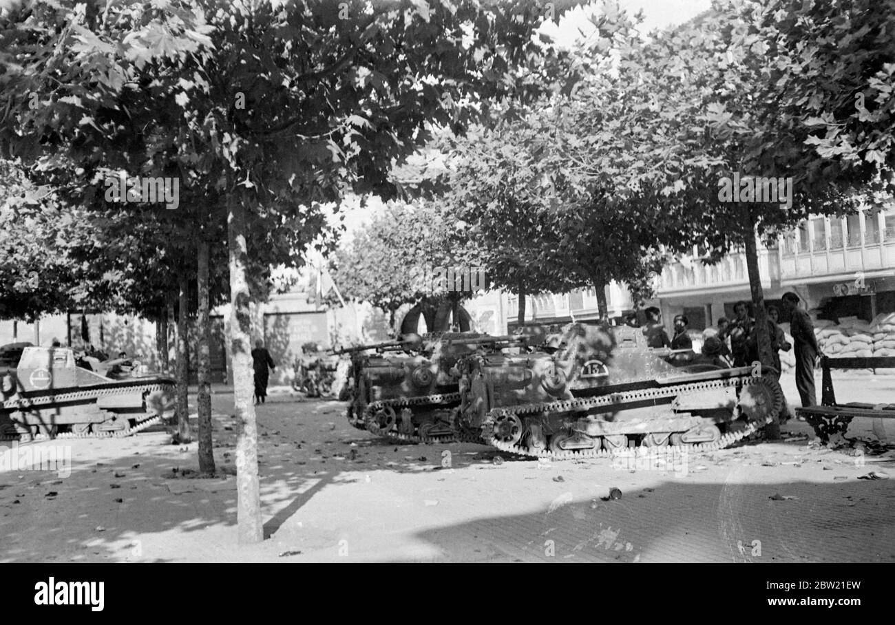 Dank der Rebellen in einer Sandbagged Straße von Reinosa nach der Eroberung der Stadt. Spanische Rebellen, die rasch auf Santander Nordspanien vorrückten, eroberten eine der wichtigsten Fertigungsstädte des Landes und Bekleidungszentrum. Die Besetzung war von der größten strategischen Bedeutung, weil sie zwei Flanken der betroffenen Gefangenschaft der Mitglieder der Dörfer Vereinigte, wo es Regierungstruppen gibt. Bis 19. August 1937 Stockfoto