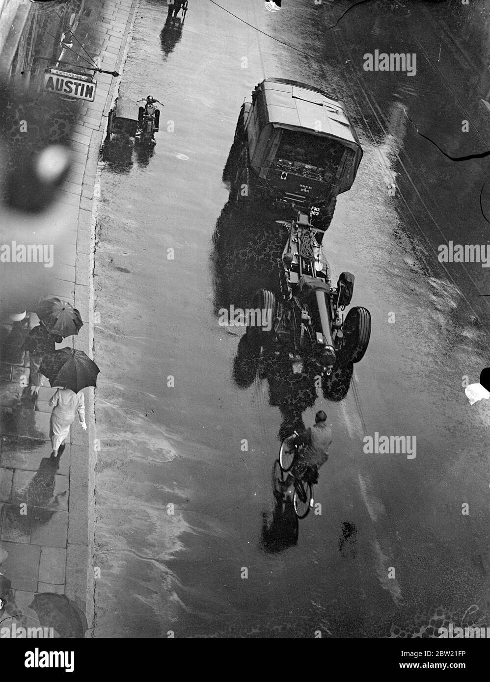 Ein von einem Motor gezogenes Gewehr, das auf dem Weg nach Shrewsbury durch St. James führt. Die mechanisierte Armee ist auf dem Weg von Aldershot, 500 Meilen Taour von Easy Anglia und den Heimatgrafschaften. In jeder Stadt sind Anzeigen zu geben. Bis 13. August 1937 Stockfoto