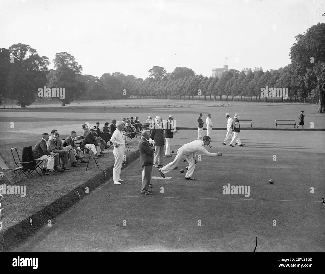 Eine allgemeine Ansicht des Spiels mit Windsor Castle im Hintergrund. Der Royal Household Bowling Club von Windsor Castle, dessen Mitgliedschaft auf Personen in den königlichen Diensten beschränkt ist. Sie spielten ein Spiel gegen die australische Mannschaft auf dem Gelände von Windsor Castle. Während ihres Besuchs hatten Mitglieder des australischen Teams Tee im Schloss und wurden rund um die staatlichen Wohnungen gezeigt. September 1937. Stockfoto