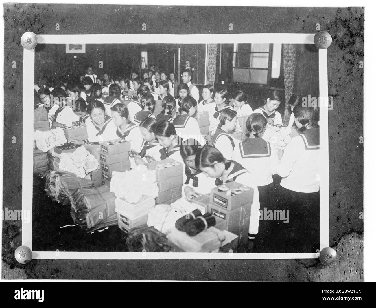Mädchen der 8. Präfekturschule in Tokio machen 2000 Komforttaschen für die japanischen Soldaten in China. Sie sind freiwillig aus ihrem Urlaub zurückgekehrt und hatten Geld gesammelt, um den Krieg in einer Straße von Tokio zu unterstützen. [Zweiter Sino - Japanischer Krieg] 31. August 1937 Stockfoto