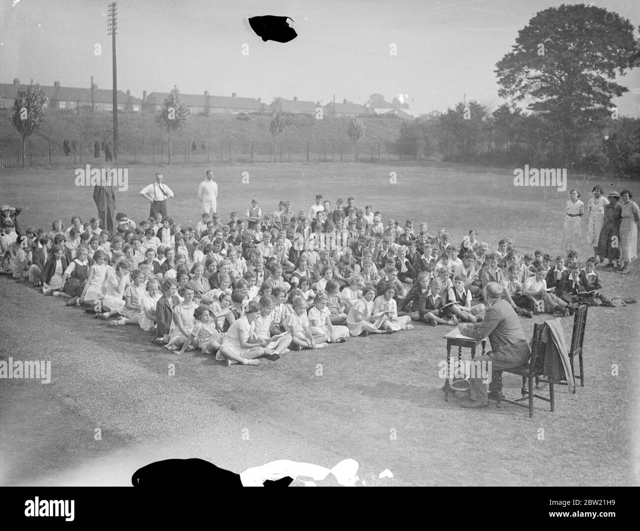 Die Rebellenschule, die unter der Leitung von Herrn T.C Harvey in Romford in Arbeit ist. Er verließ Spanien, wo er Sprachen unterrichtet hatte, um die Schule zu übernehmen. Eltern eröffneten die Schule, weil sie protestierten, dass die Entfernung zu groß war, um von den Kindern zur Schule zu reisen, die vom Komitee angeordnet wurde. September 1937. Stockfoto