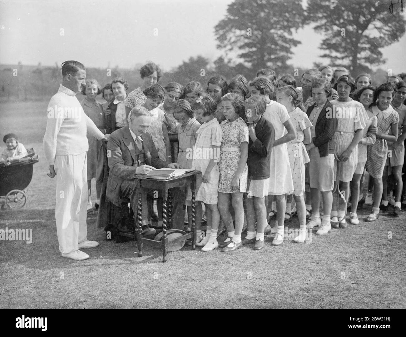Herr T.C Harvey markiert das Register an der Elternschule in Romford. Er verließ Spanien, wo er Sprachen unterrichtet hatte, um die Rebellenschule zu übernehmen. Eltern eröffneten die Schule, weil sie protestierten, dass die Entfernung zu groß war, um von den Kindern zur Schule zu reisen, die vom Komitee angeordnet wurde. September 1937. Stockfoto