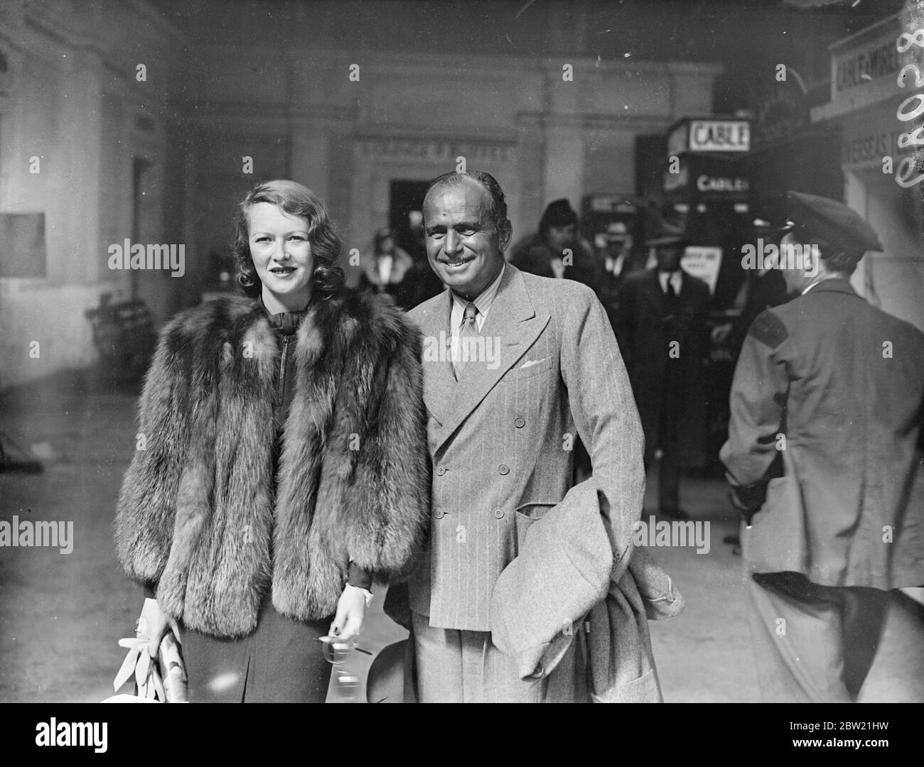 Douglas Fairbanks und seine Frau, die ehemalige Lady Ashley, kamen an Bord der Normandie aus New York in Southampton an. September 1937. Stockfoto