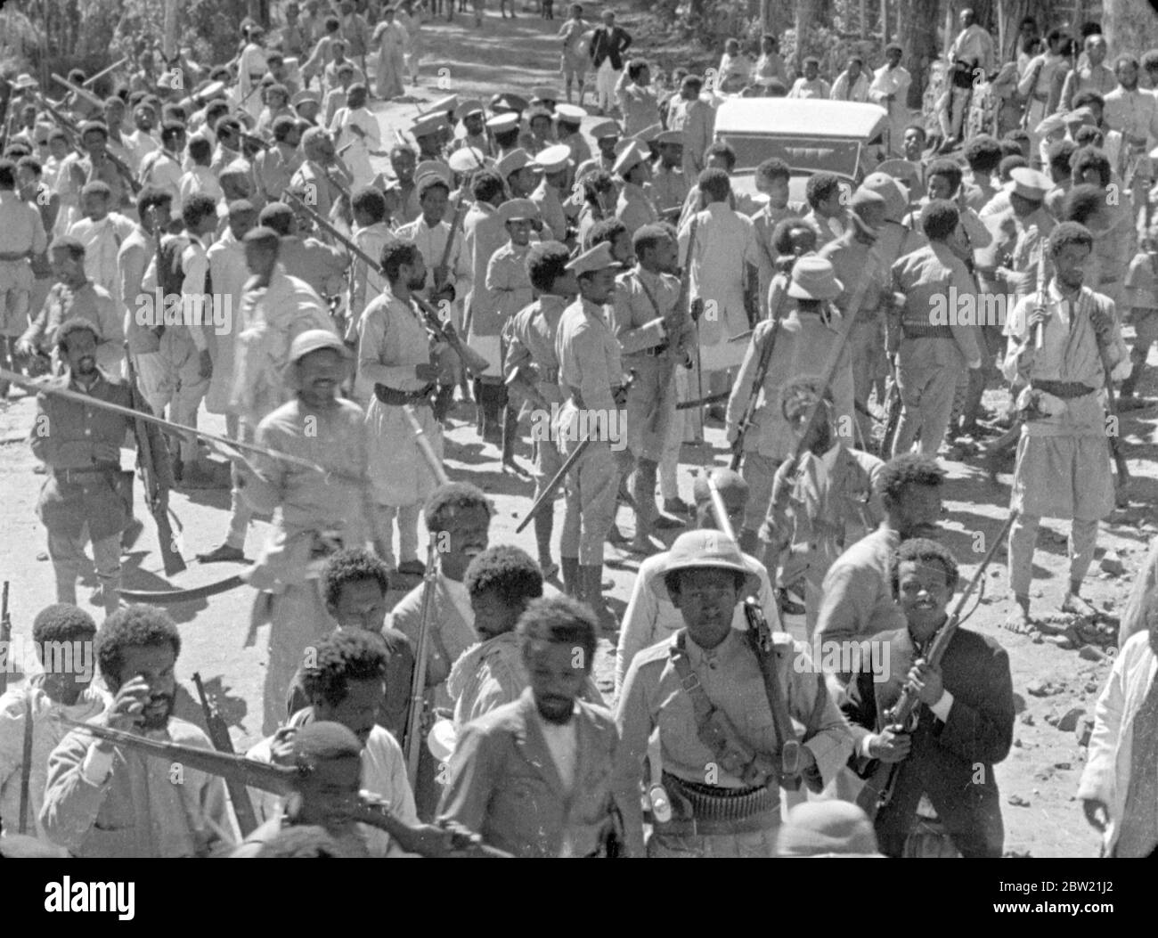 Italienischer Äthiopienkrieg, 1935 -1936 die Bombardierung des äthiopischen Dorfes Dessye durch italienische Flugzeuge. Bewaffnete äthiopische Truppen im Dorf . Dezember 1935 Stockfoto