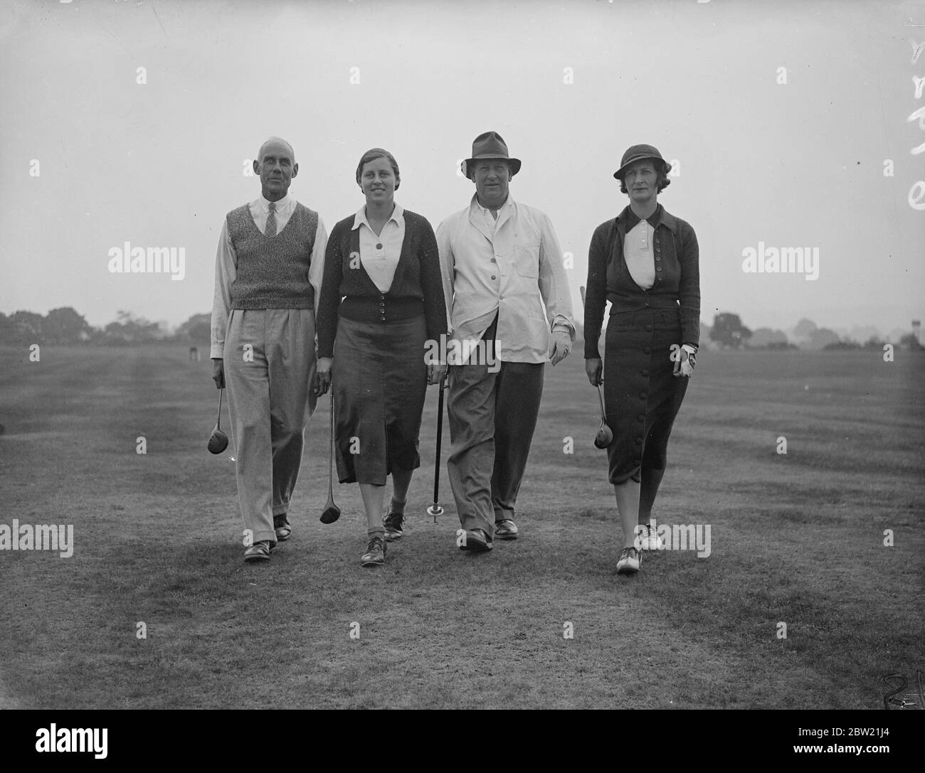 Berühmte Golfmädchen und ihre Väter trafen sich im jährlichen Spiel Fathers and Daughtersgolf im West Sussex Club in Pulborough. Von links nach rechts: Dr. F. H. Alexander und seine Tochter, Miss K. Alexander mit Herrn A. W. S. Aldridge, Promoter des Wettbewerbs und Spender der Cups, und seine Tochter, Frau J. Hunter auf dem Kurs 1 September 1937 Stockfoto