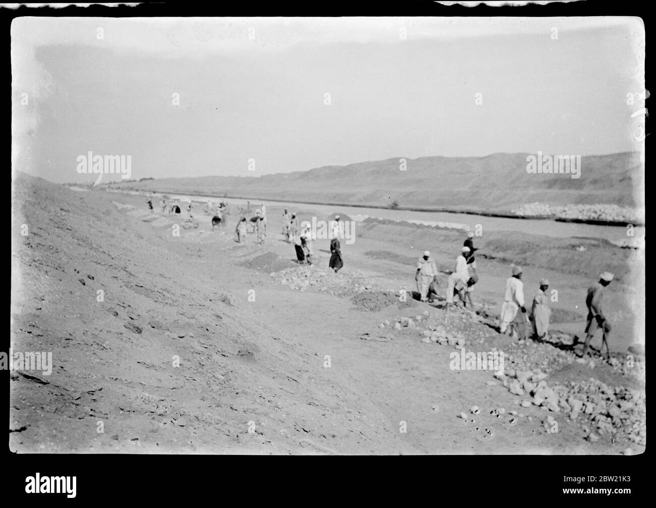 Eine feine Autobahn wird durch die ägyptische Wüste geschnitten, um Kairo mit Ismailia zu verbinden. Die Straße wird unter dem Anglo - Ägyptischen Vertrag gebaut und wird ebenso wie die Durchführung des normalen Verkehrs die Truppenbewegungen erheblich erleichtern. Eine Prozession von Dampfwalzen über die neue Wüstenstraße zwischen Abu Sueir und Tel el Kebir. Bis 30. August 1937 Stockfoto