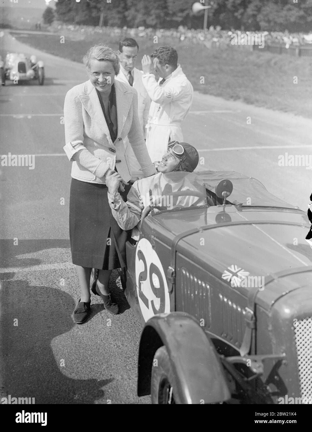 C.J Dodson, der das Rennen bereits zweimal gewonnen hat, erhielt die guten Wünsche seiner Frau, bevor er in Austin aufging. Das erste Mal in seiner Geschichte fand in England der Royal Automobilclub International Tourist Trophy Race auf der Donington Park Road Circuit in der Nähe von Derby statt. Die einzige Frau, die den 310 Meilen langen Kurs bedeckte, war Mrs A.C Dobson. September 1937. Stockfoto