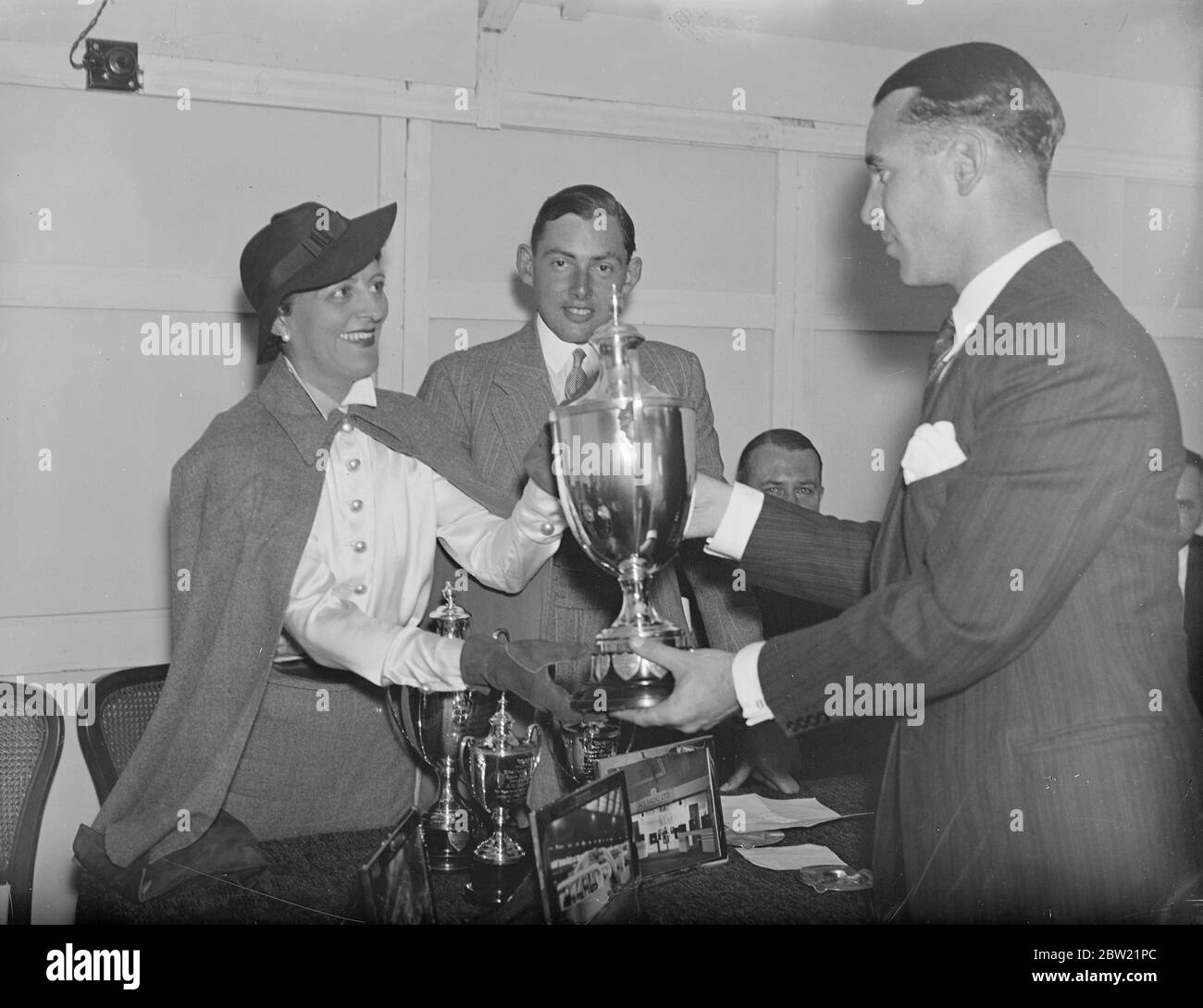 Jeanne de Casalis, die als Radiomannerin Mrs Feather bekannte Schauspielerin, überreichte den Pokal für den bestgekleideten Stand bei Radio Olympia an Barry Kay, Radio Sales Manager von E. K. Cole (Ekco). Bis 31. August 1937 Stockfoto