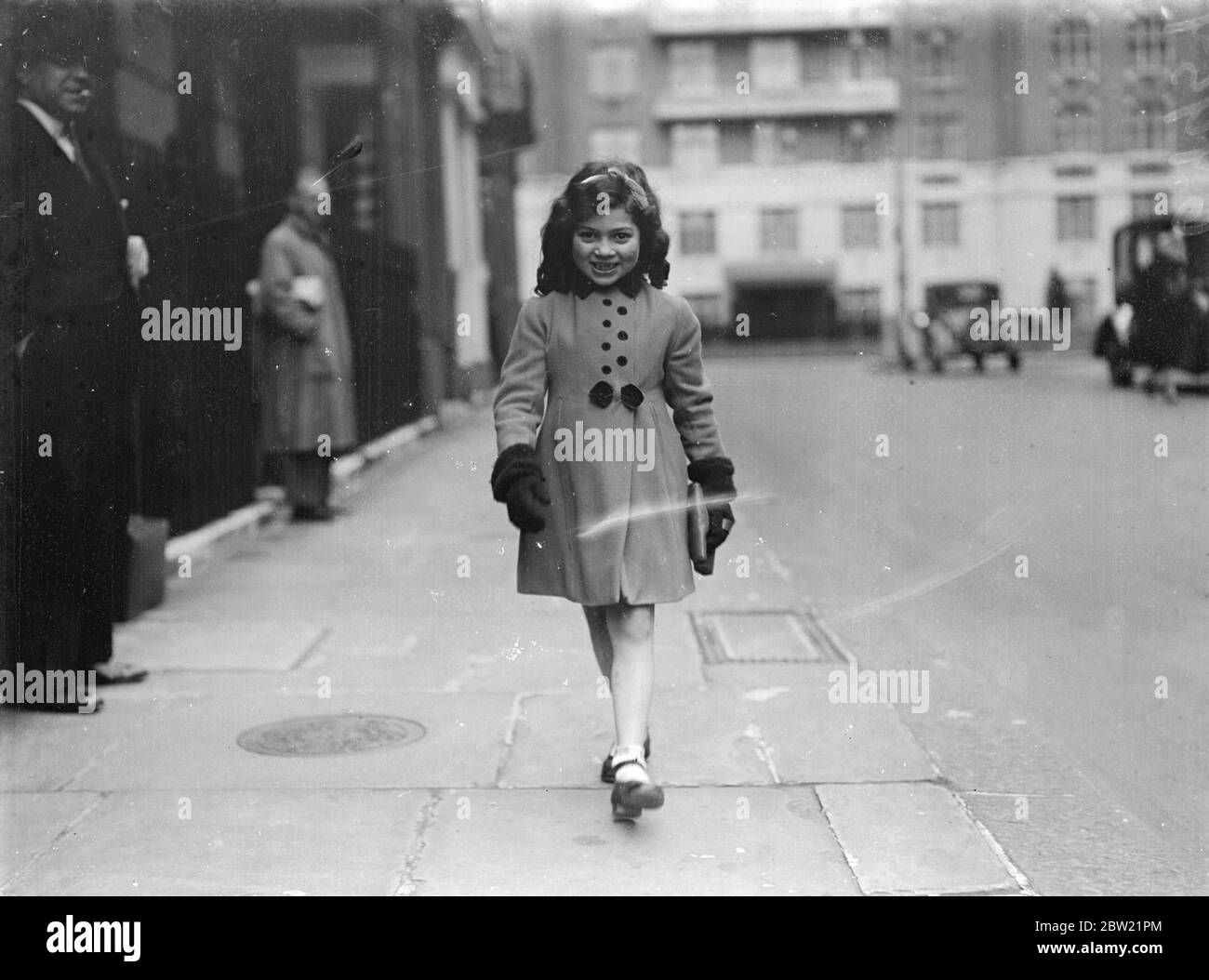 [? September 1937 : Freude Olyphant, 6 Jahre alt ?] [21. März 1952 : Miss Joy Olyphant, 21 Jahre alt, von WYERERing Mansions, Maida Vale, die ihre Â£7-10 pro Woche aufgegeben hat, um nach Hollywood zu segeln, wo sie von Â£1500 pro Jahr Sekretariatsjob bei dem Künstlervertreter Bo Roos übernimmt. Eine ehemalige Paddington Beauty Queen, Joy erschien in einem Film Lady Godiva Rides Again (1951) UPI 228615] Stockfoto