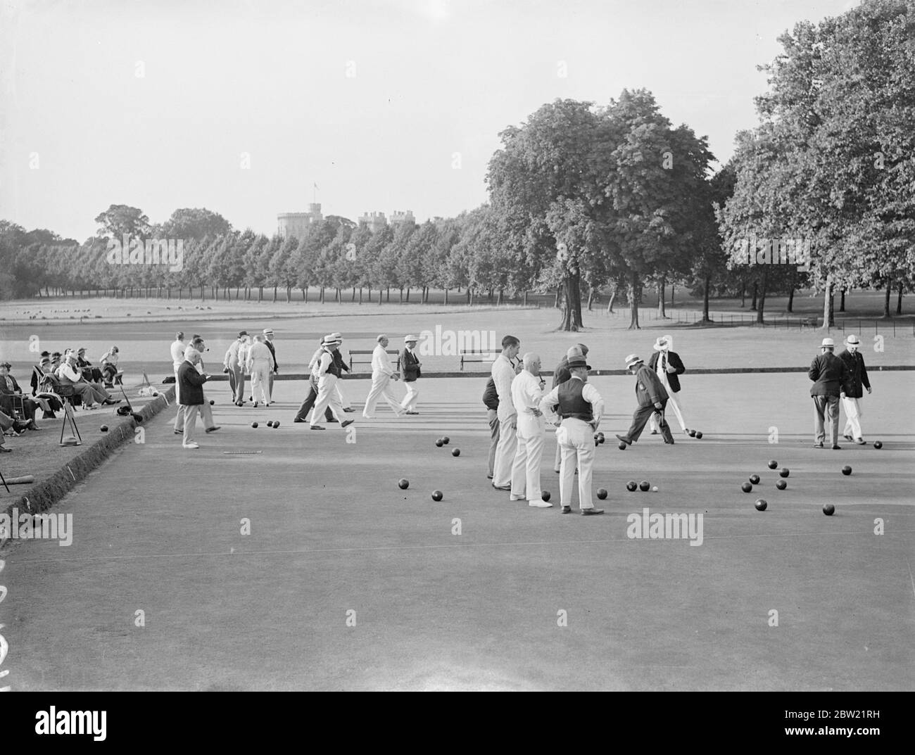 Die Spieler des Royal Household Bowling Club von Windsor Castle, deren Mitgliedschaft auf die Personen im Royal Service beschränkt ist. Sie spielten ein Spiel gegen eine australische Mannschaft auf dem Gelände von Windsor Castle. Während ihres Besuchs, Mitglieder des australischen Teams hatten Tee im Schloss sind rund um staatliche Wohnungen gezeigt. September 1937. Stockfoto