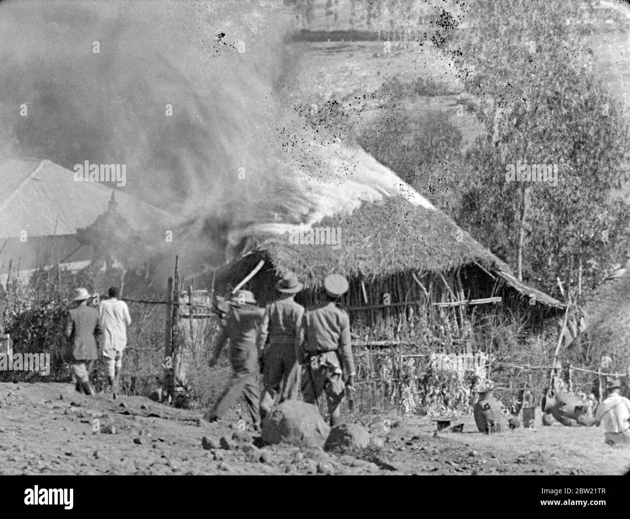 Italienischer Äthiopienkrieg, 1935 -1936 die Bombardierung des äthiopischen Dorfes Dessye durch italienische Flugzeuge. Dorfhütten in Brand .. Dezember 1935 Stockfoto