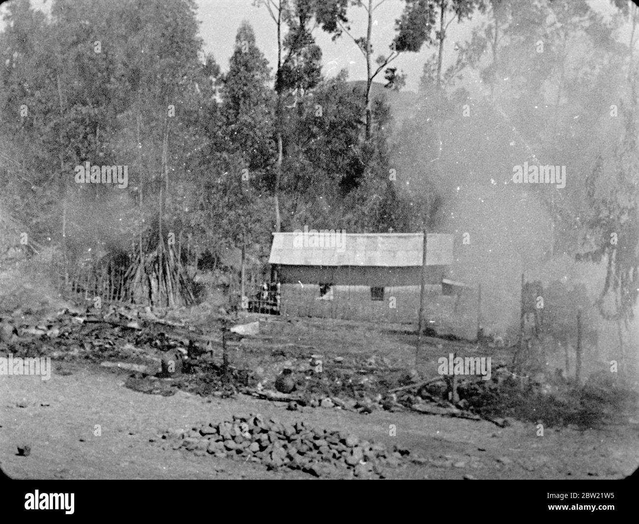 Italienischer Äthiopienkrieg, 1935 -1936 die Bombardierung des äthiopischen Dorfes Dessye durch italienische Flugzeuge. Gebäude in Brand geraten. Dezember 1935 Stockfoto