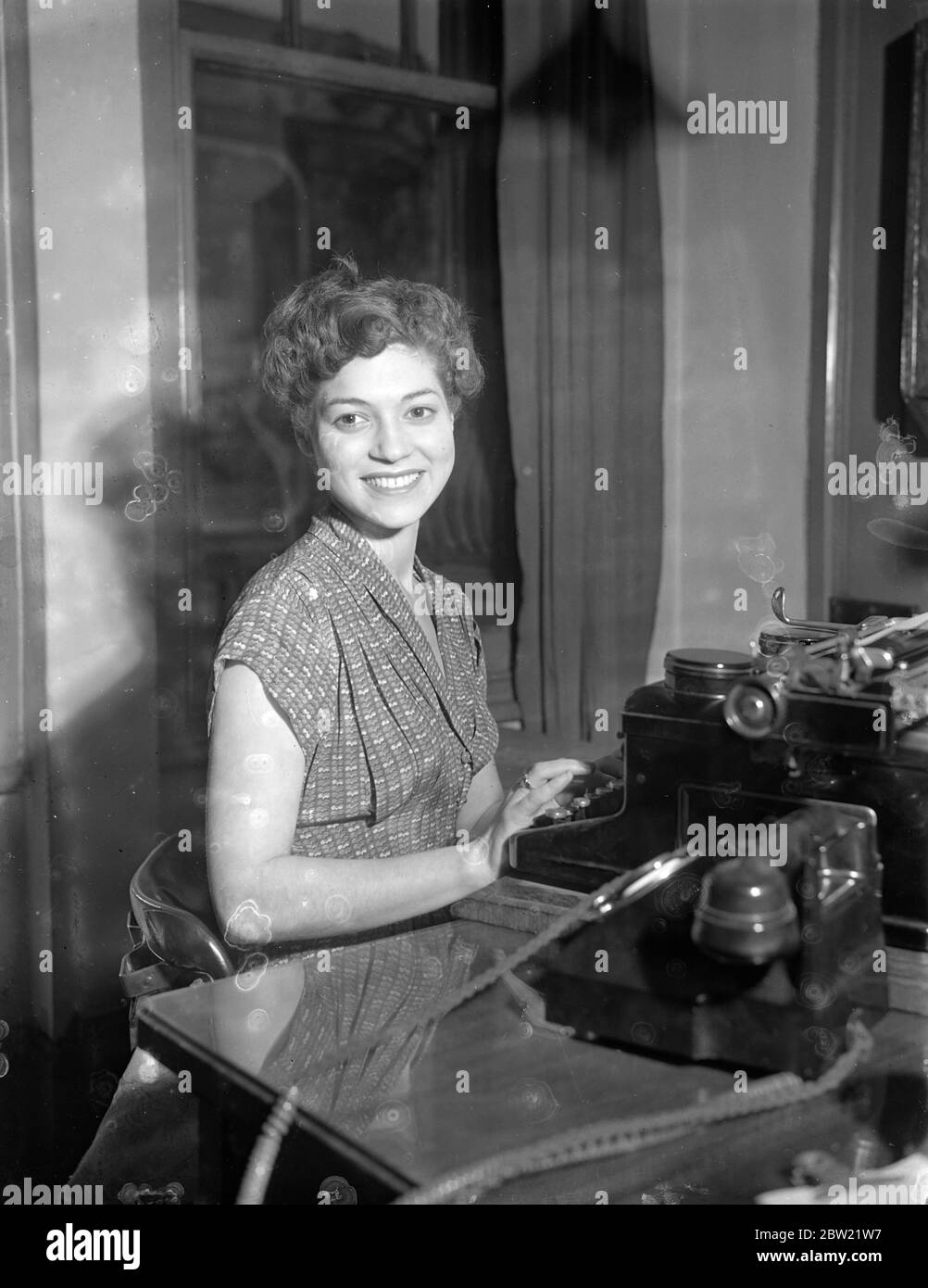Miss Joy Olyphant, 21 Jahre, von Wymering Mansions, Maida Vale, die ihren Wochenjob von Â£7-10 aufgegeben hat, um nach Hollywood zu segeln, wo sie jährlich 1500 Â£Sekretariatsjob beim Künstlervertreter Bo Roos übernimmt. Joy, eine ehemalige Paddington Beauty Queen, erschien in einem Film Lady Godiva Rides Again (1951) 21. März 1952 Stockfoto