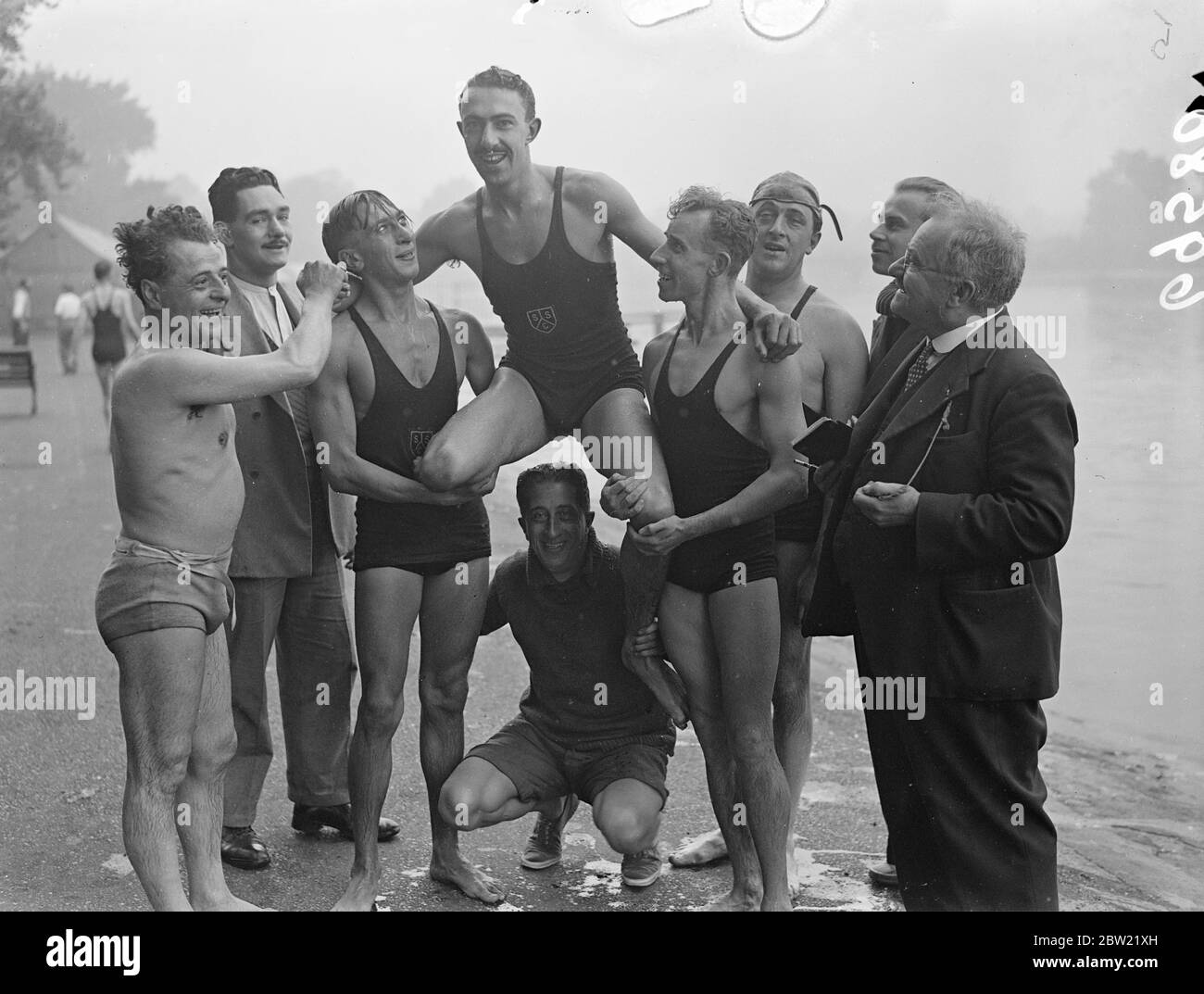 An einem lebhaften Herbstmorgen fand im Serpentine, Hyde Park, das Halbfinale des Fabian Coronation Swimming Cup Contest statt. George Holland wird nach dem Sieg eines der Halbfinals den Vorsitz. 22. September 1937 Stockfoto