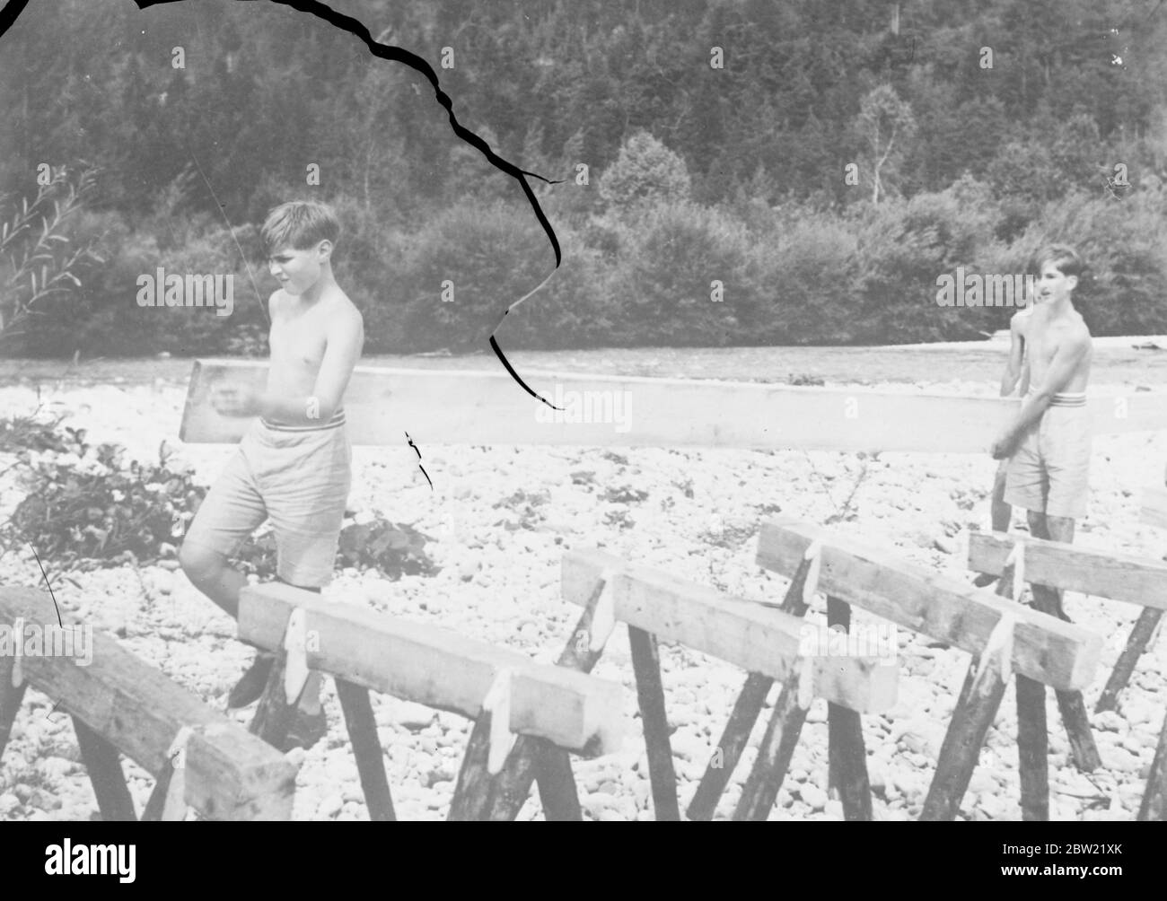 Der junge König Peter von Jugoslawien trägt während seiner Lagerferien Shorts. Er feiert seinen 14. Geburtstag im Camp. September 1937. Stockfoto