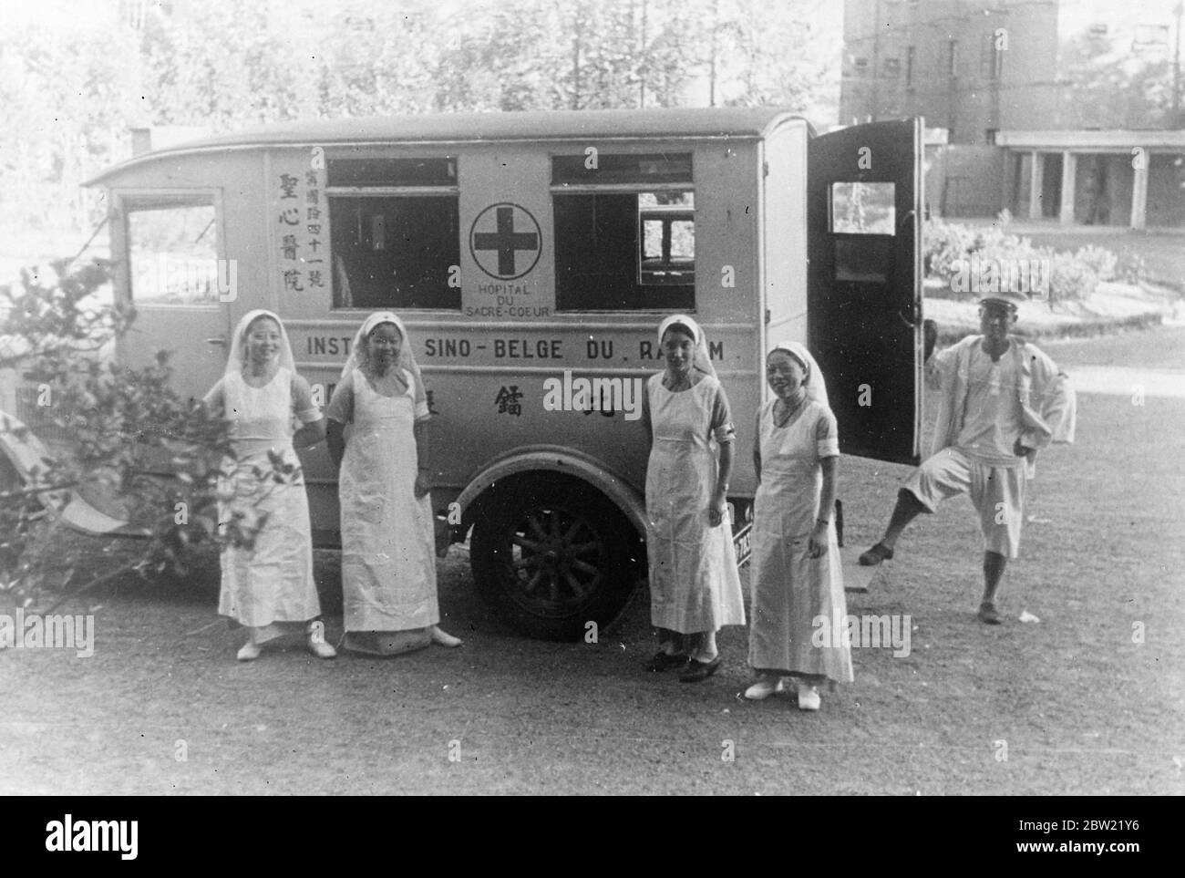 Die chinesischen Studenten Krankenschwestern mit ihrer Krankenwagen des Heiligsten Herzens Krankenhauses in der französischen Konzession nach ihrer Flucht vom Schlachtfeld. Nachdem das Krankenhaus die Härten der Belagerung von Yangtazepoo ertragen hatte, stand es im Zentrum der heftigen Kämpfe zwischen chinesischen und japanischen Truppen. 10. September 1937 Stockfoto
