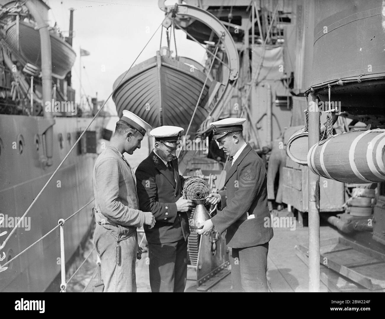 Die Rumpelration wird serviert die Piraterie Patrouille an Bord der Zerstörer Boadices und Boreas werden in Portsmouth den Verkauf für das Mittelmeer vorbereitet, um die britische und französische Flotte in den Patrouillenaufgaben nach der Nyon Piraterie verpackt zu verbinden. Das wichtigste Merkmal ist die Vorbereitung der Zerstörer Torpedos und Tiefe Gebühren, für Patrouillen wurde genehmigt, um Piraten U-Boot vor Ort zu versenken. 16. September 1937. Stockfoto