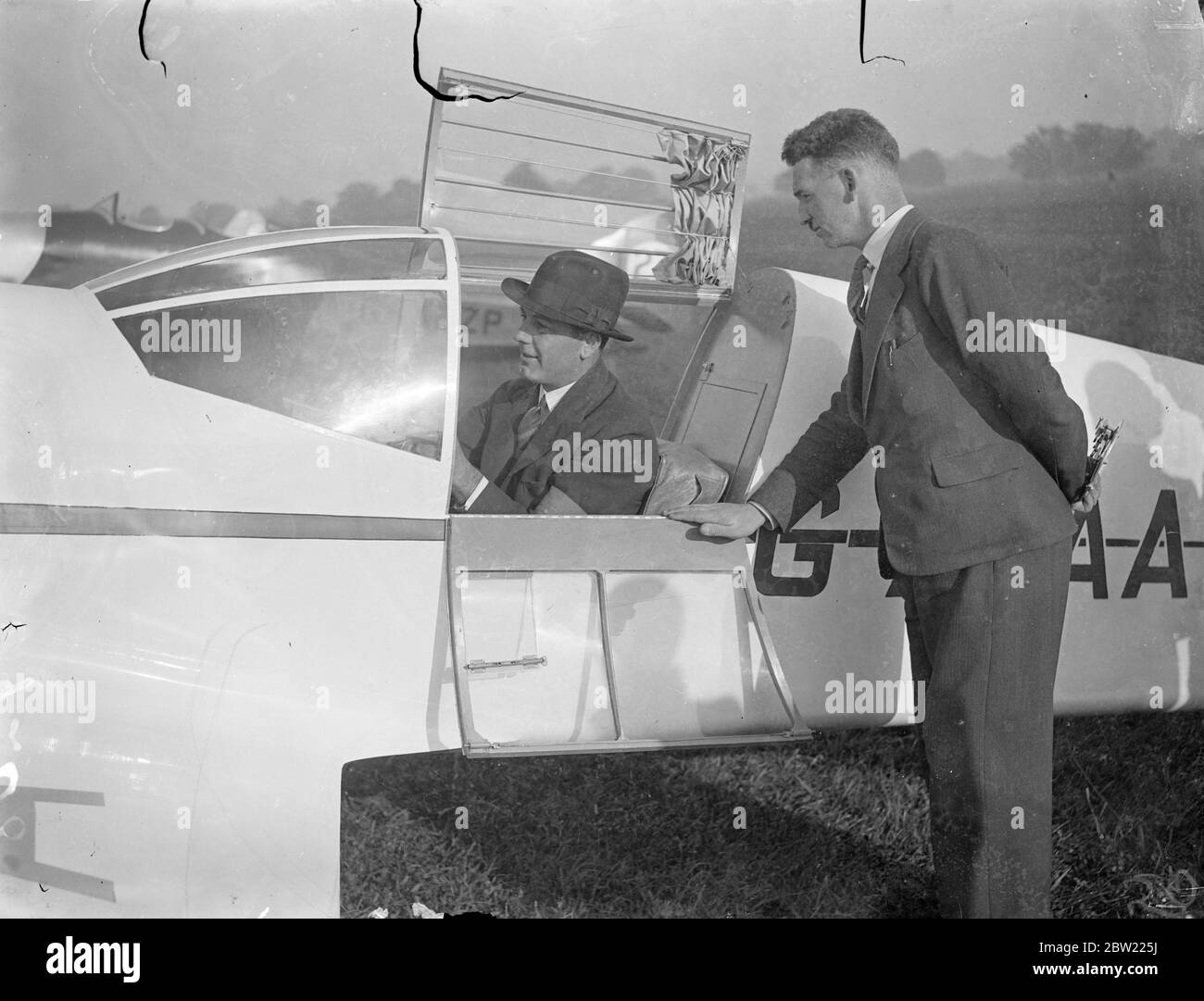 Captain E.W. Percival, der Flugzeugdesigner, hob in seiner Mew Gull, als er gerade starten wollte, 27 Flugzeuge vom Flugplatz Hatfield in der Eliminierungsrunde des Airbase Kings Cup ab. Der Kurs ist 786 Meilen Reise durch Großbritannien.. 10. September 1937 Stockfoto