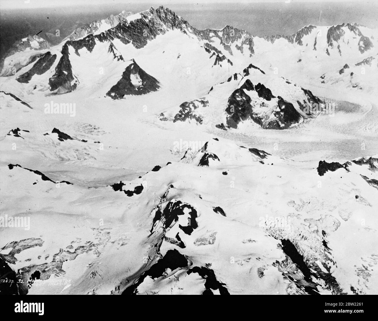 Ein Foto der kanadischen Luftwaffe von den Wild Coast Range Mountains über 13,000 Fuß hoch nördlich von Vancouver, Knight Inlet im Nordwesten Kanadas. Rechts in der Mitte, Mount Waddington. 21. September 1937 [?] Stockfoto